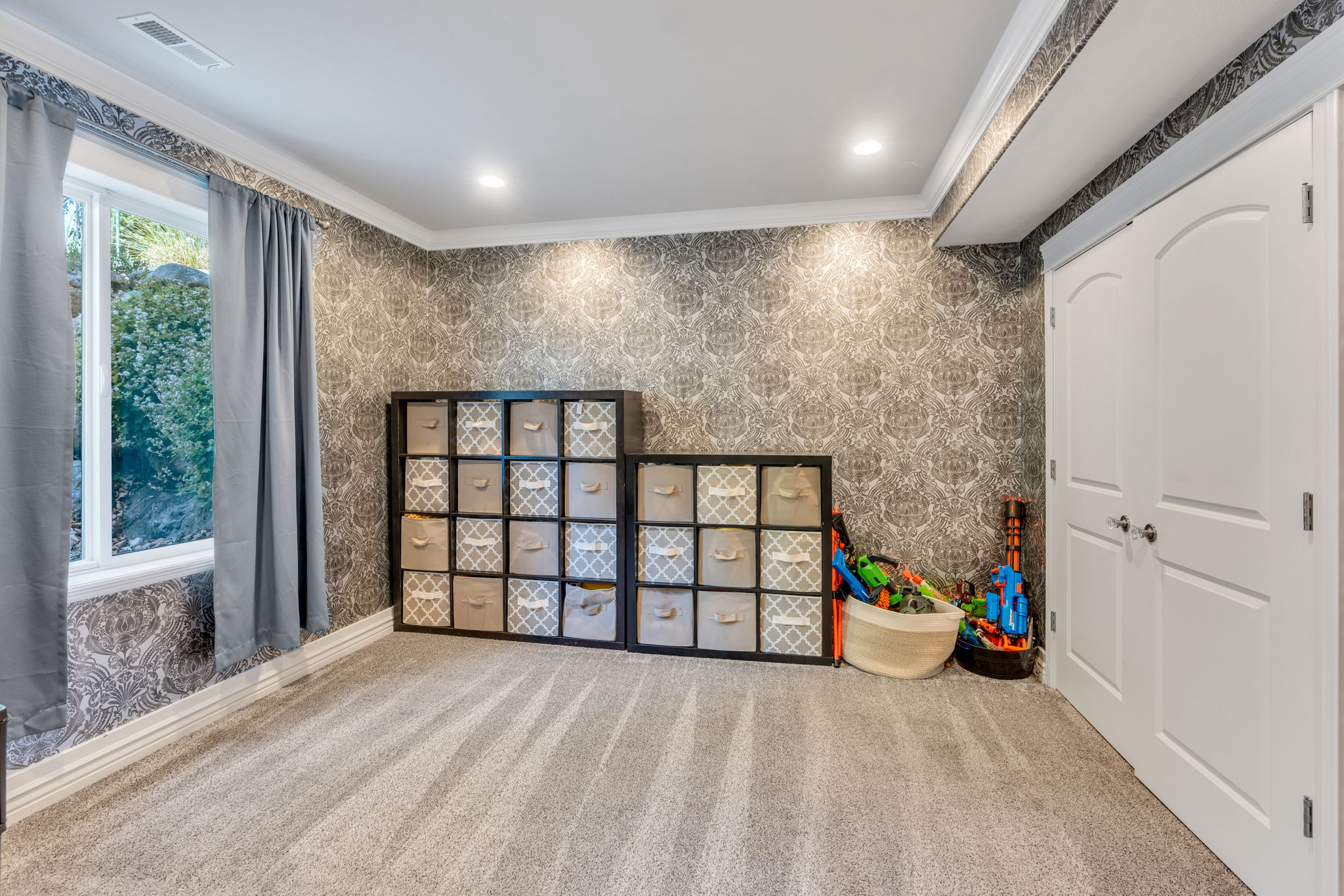 Room featuring textured wallpaper, recessed lighting, neutral carpeting, and white baseboards