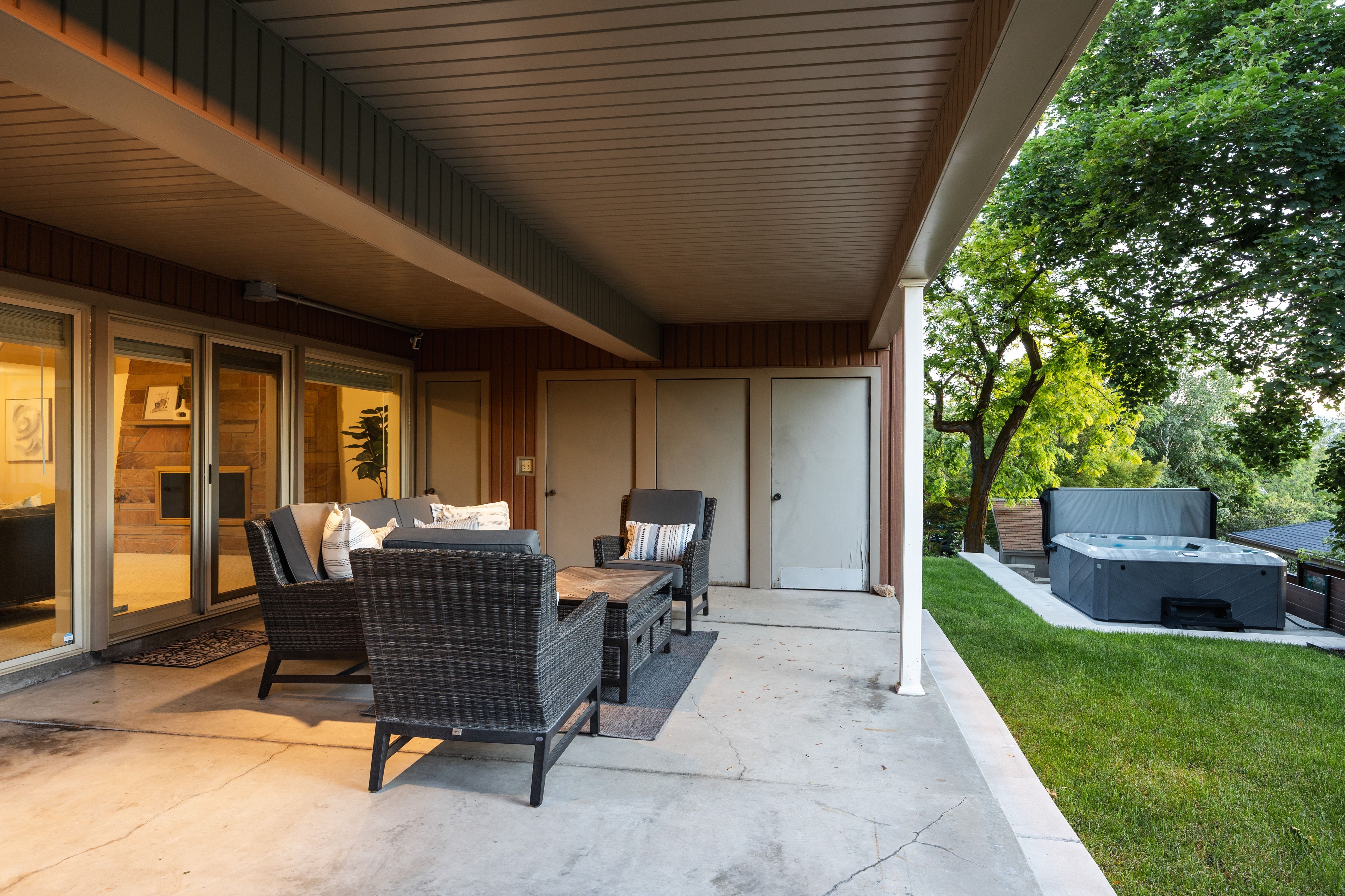Expansive concrete patio featuring a covered ceiling and recessed lighting