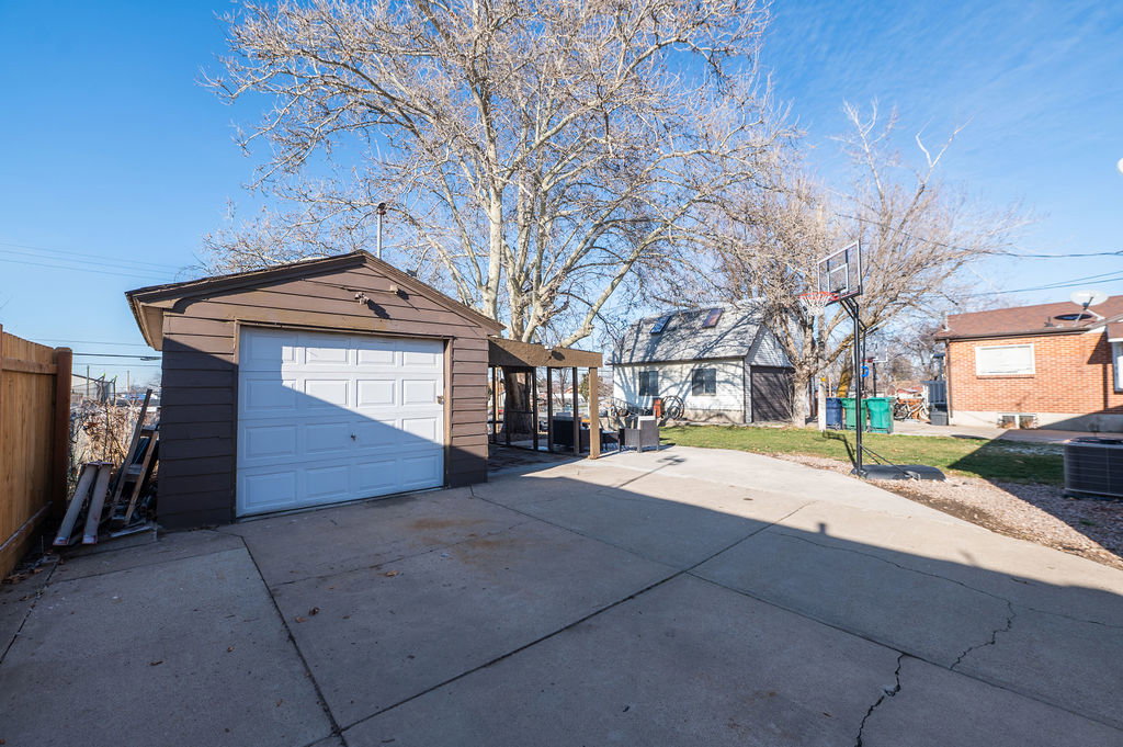 Detached single-car garage