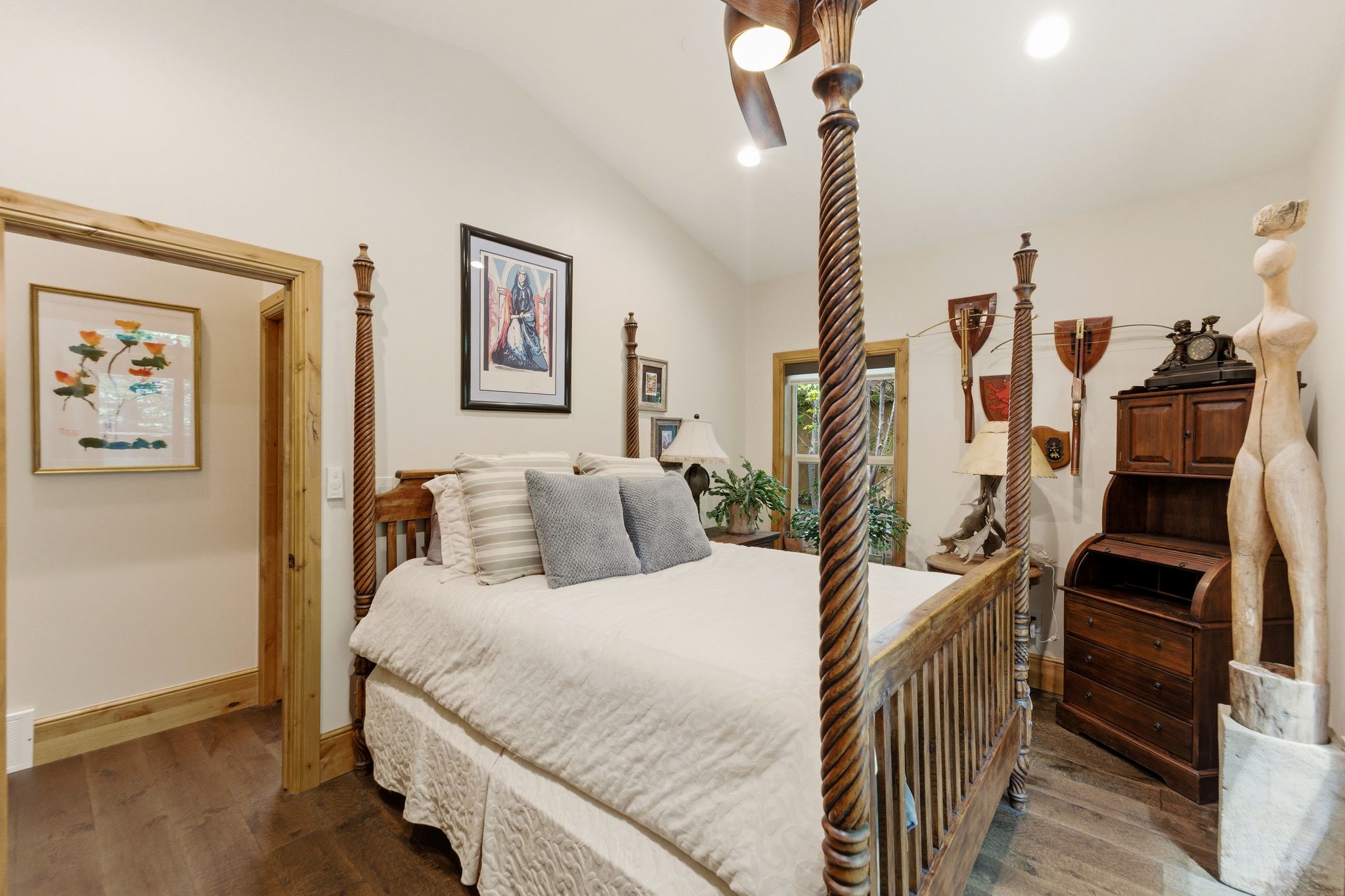 Vaulted ceiling with recessed lighting and a ceiling fan