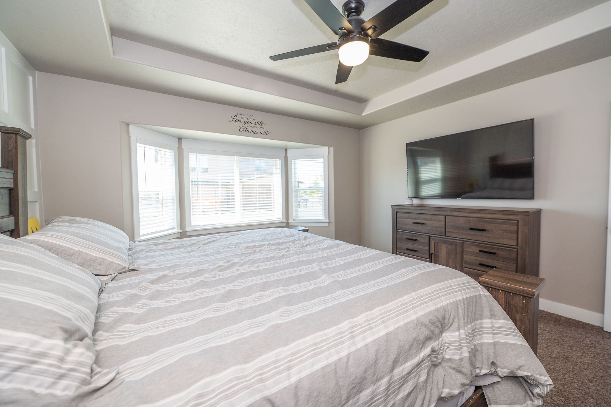 Recessed tray ceiling with a ceiling fan light fixture