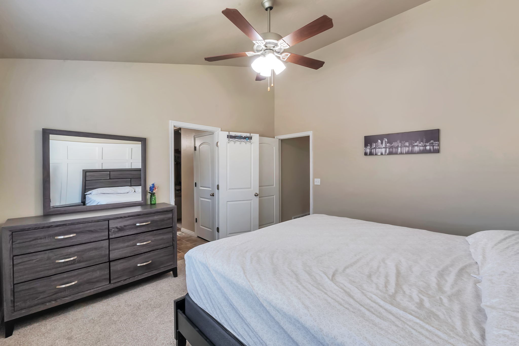 Vaulted ceiling with a ceiling fan and light fixture