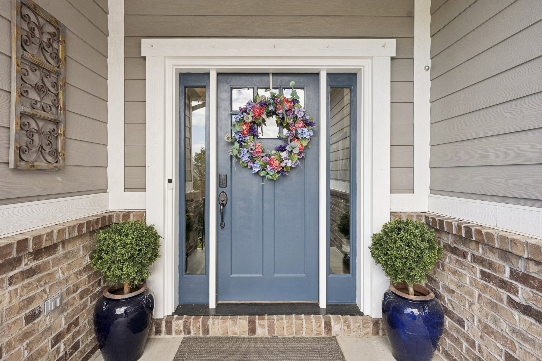 Doorway to property with a porch