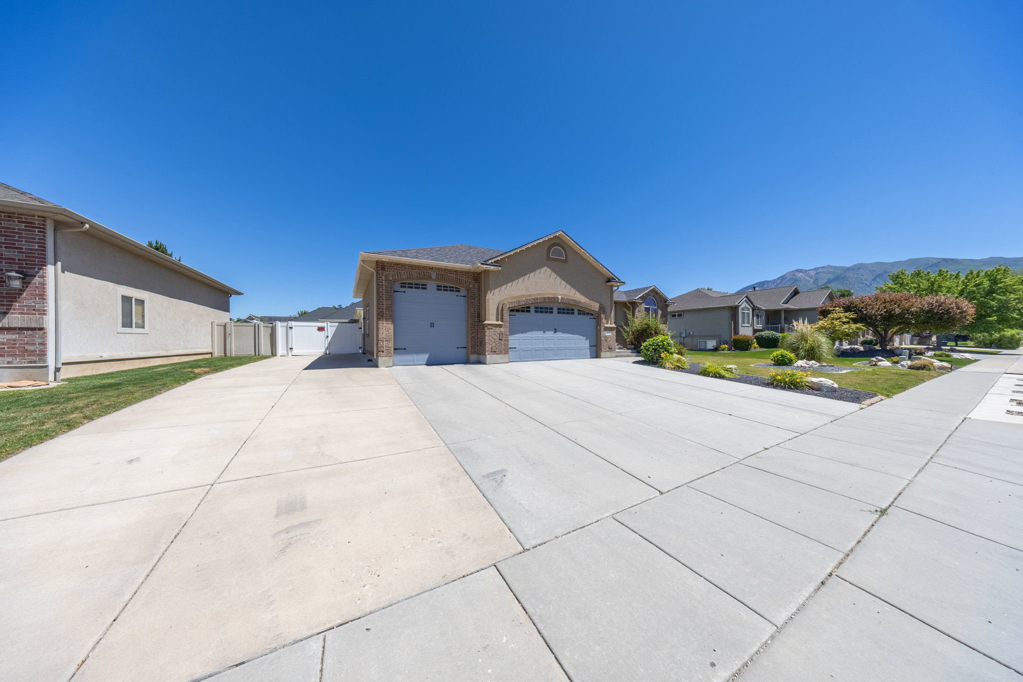 Single-story residence featuring a brick and stucco exterior