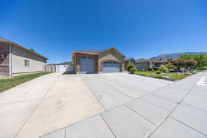 Single-story residence featuring a brick and stucco exterior