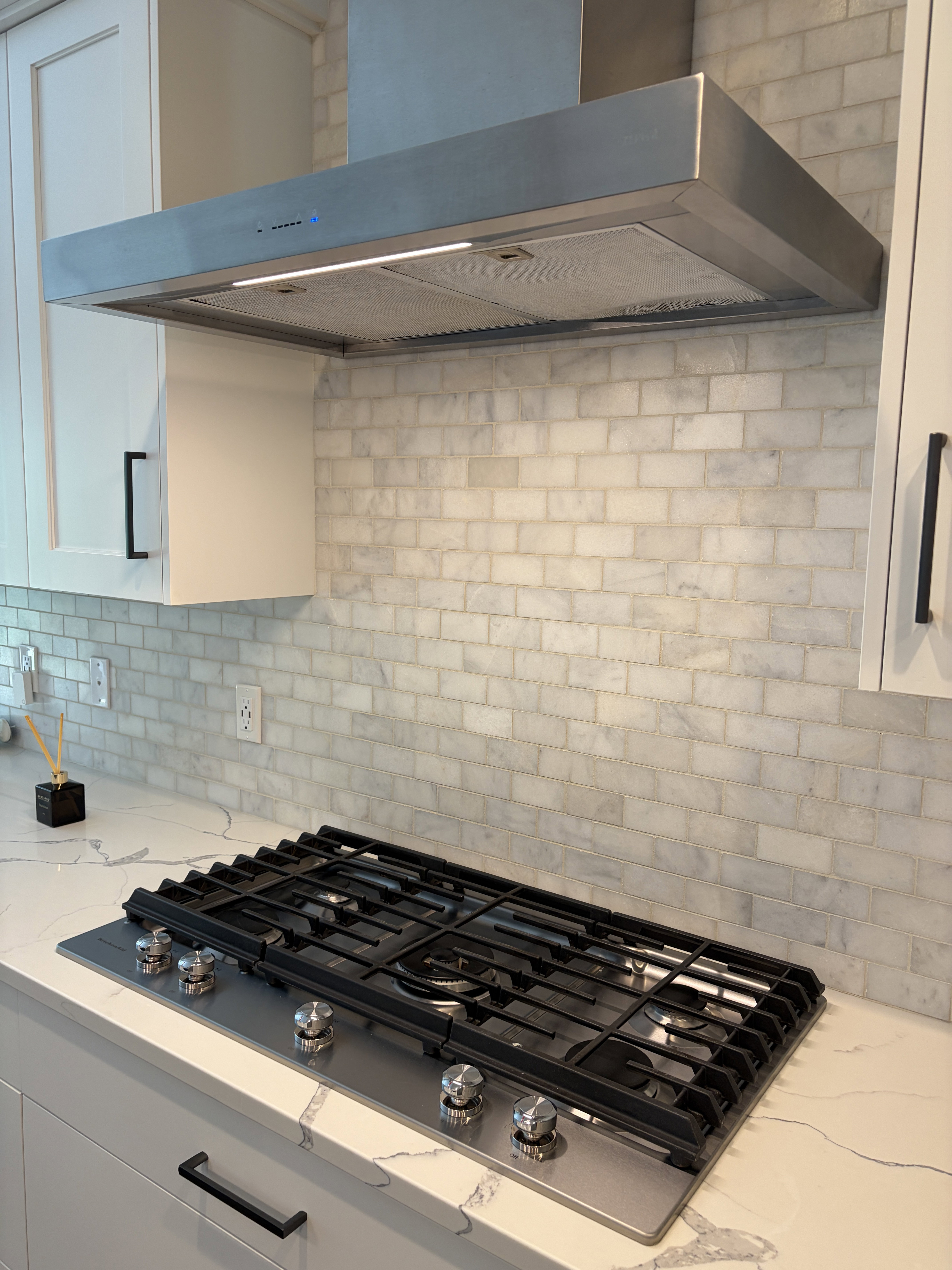 Built-in gas cooktop with stainless steel range hood
