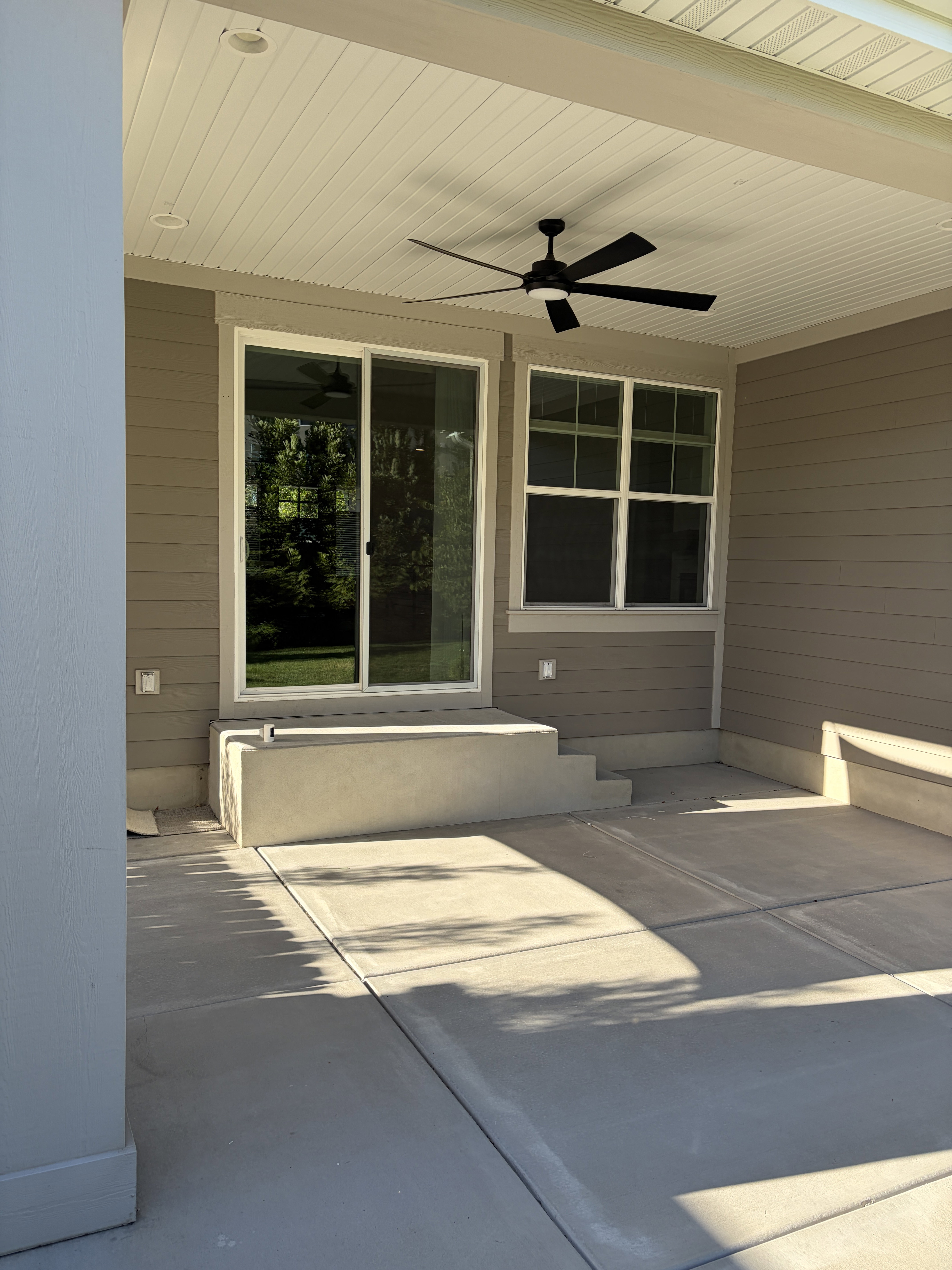 Covered concrete patio featuring a ceiling fan with integrated lighting, recessed lighting, and a siding exterior