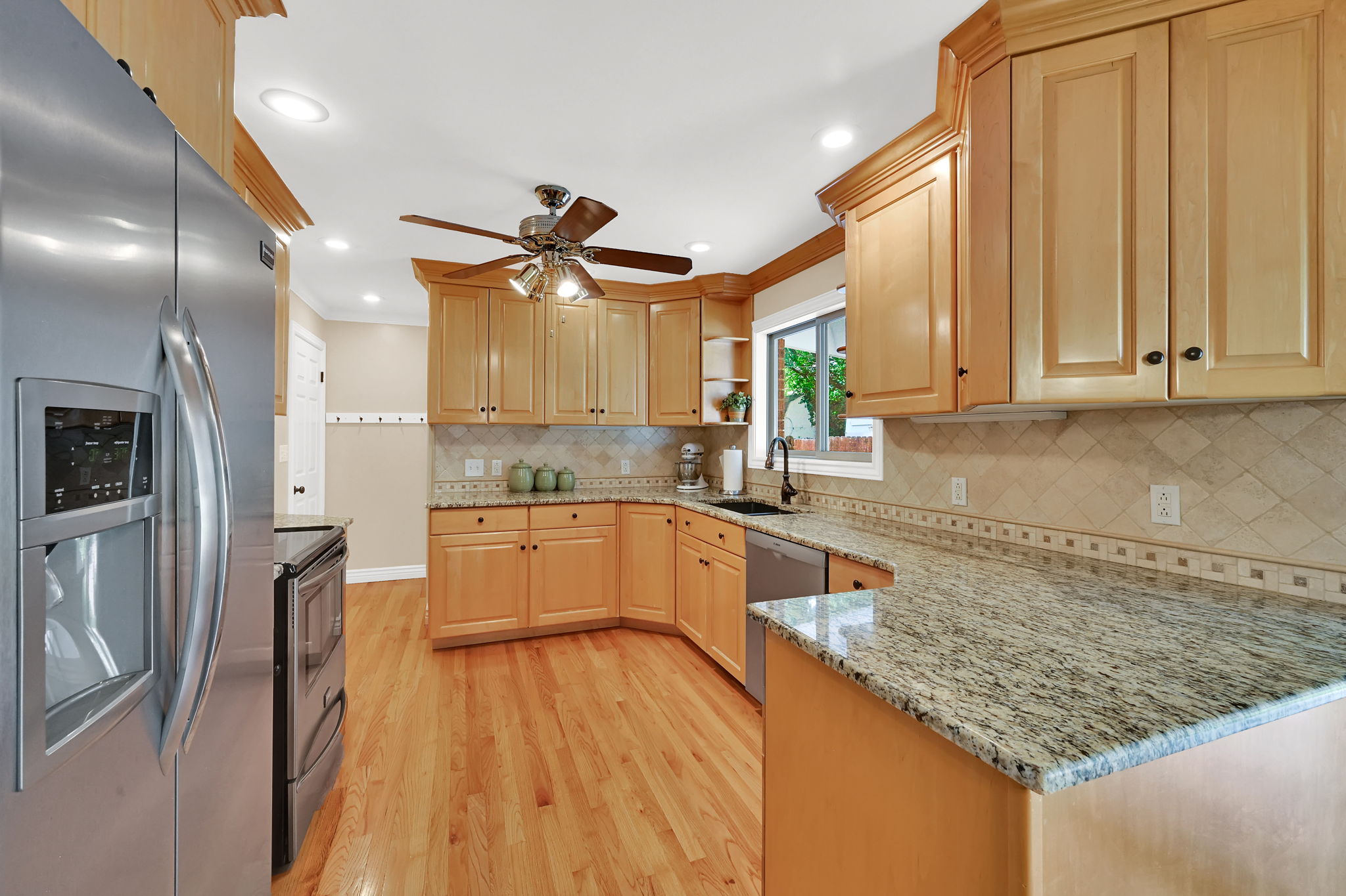 Hardwood floors, granite counter tops, stainless appliances.