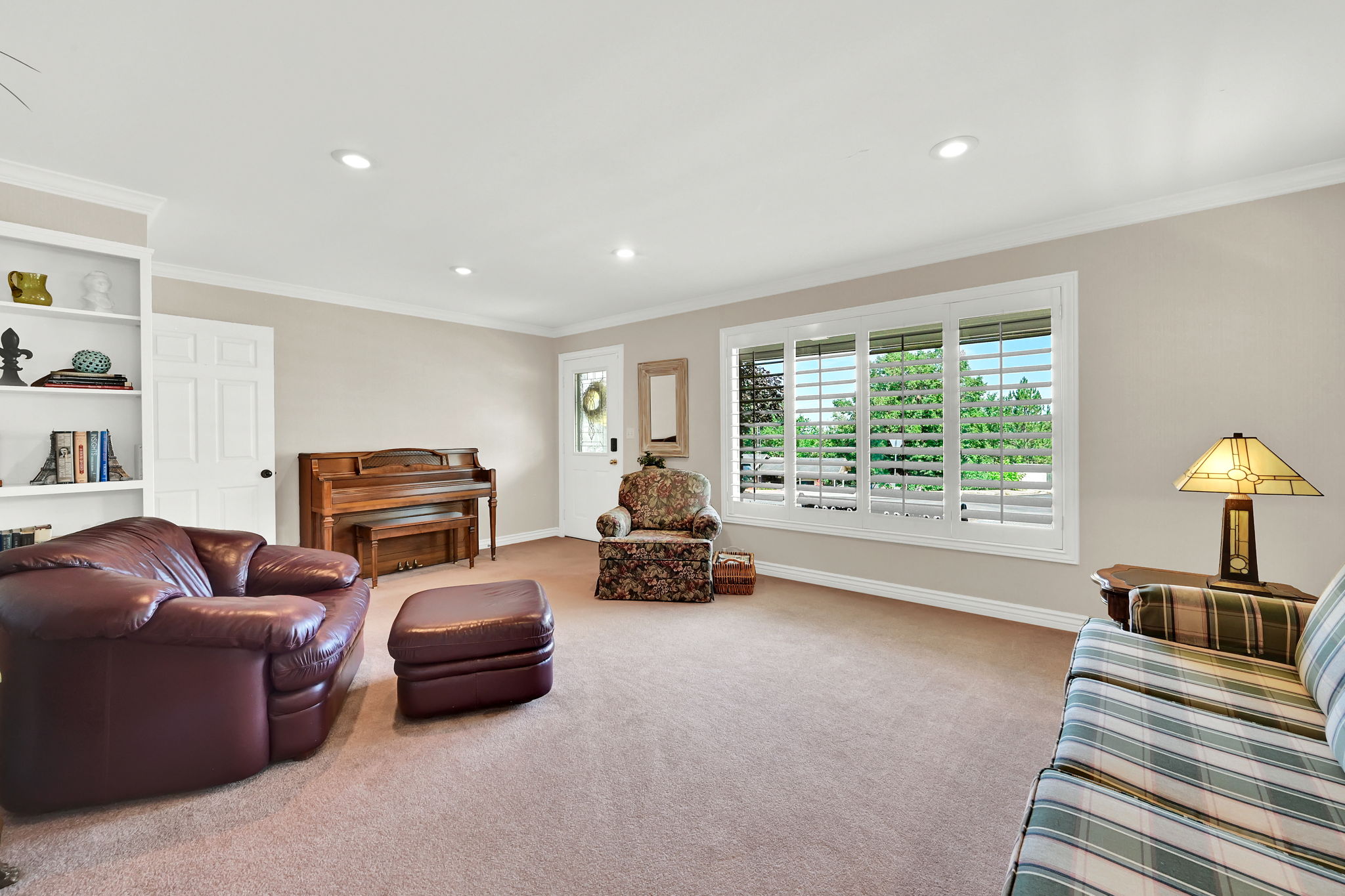 Built in shelves, plantation shutters, lots of natural light
