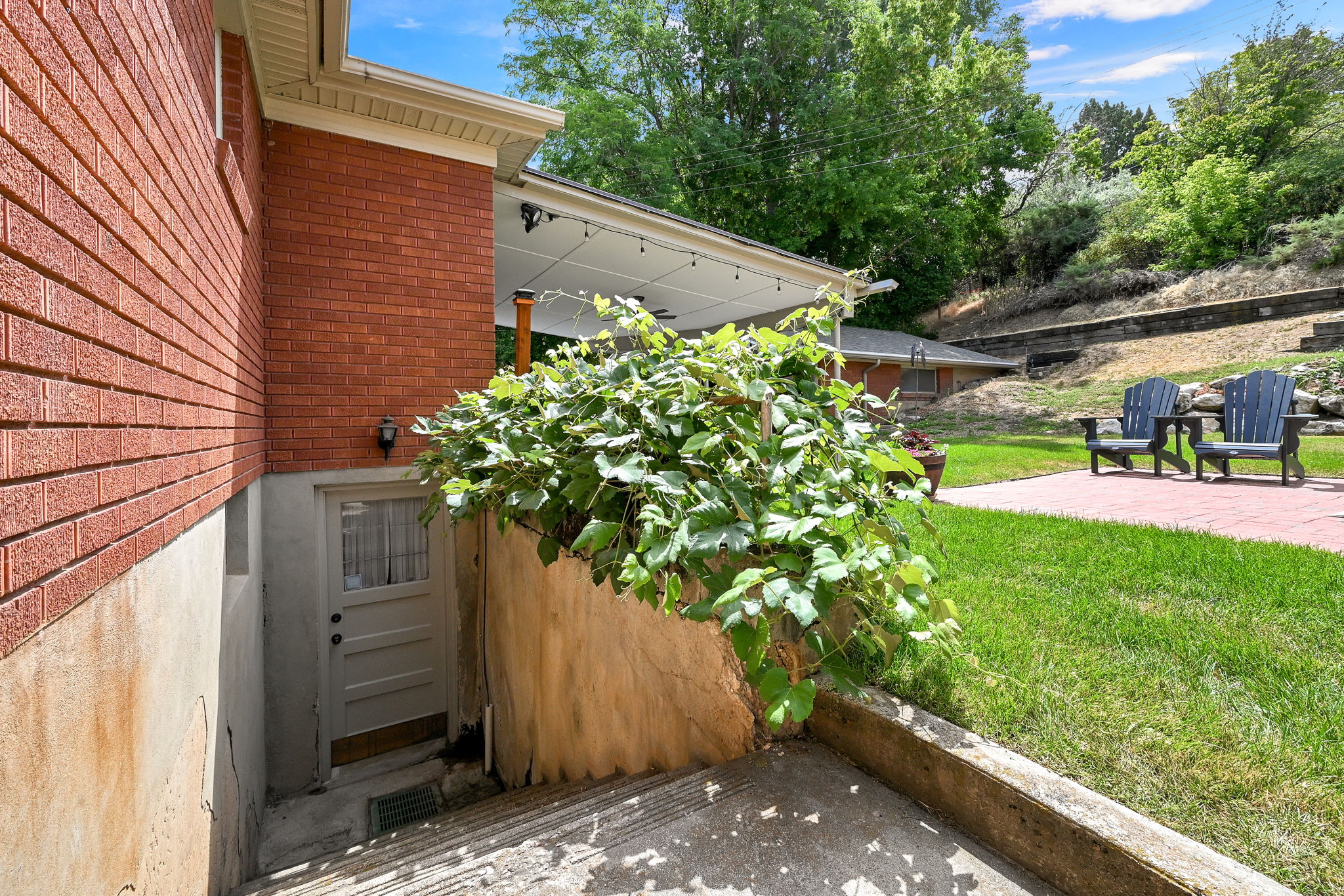 Side walkout door