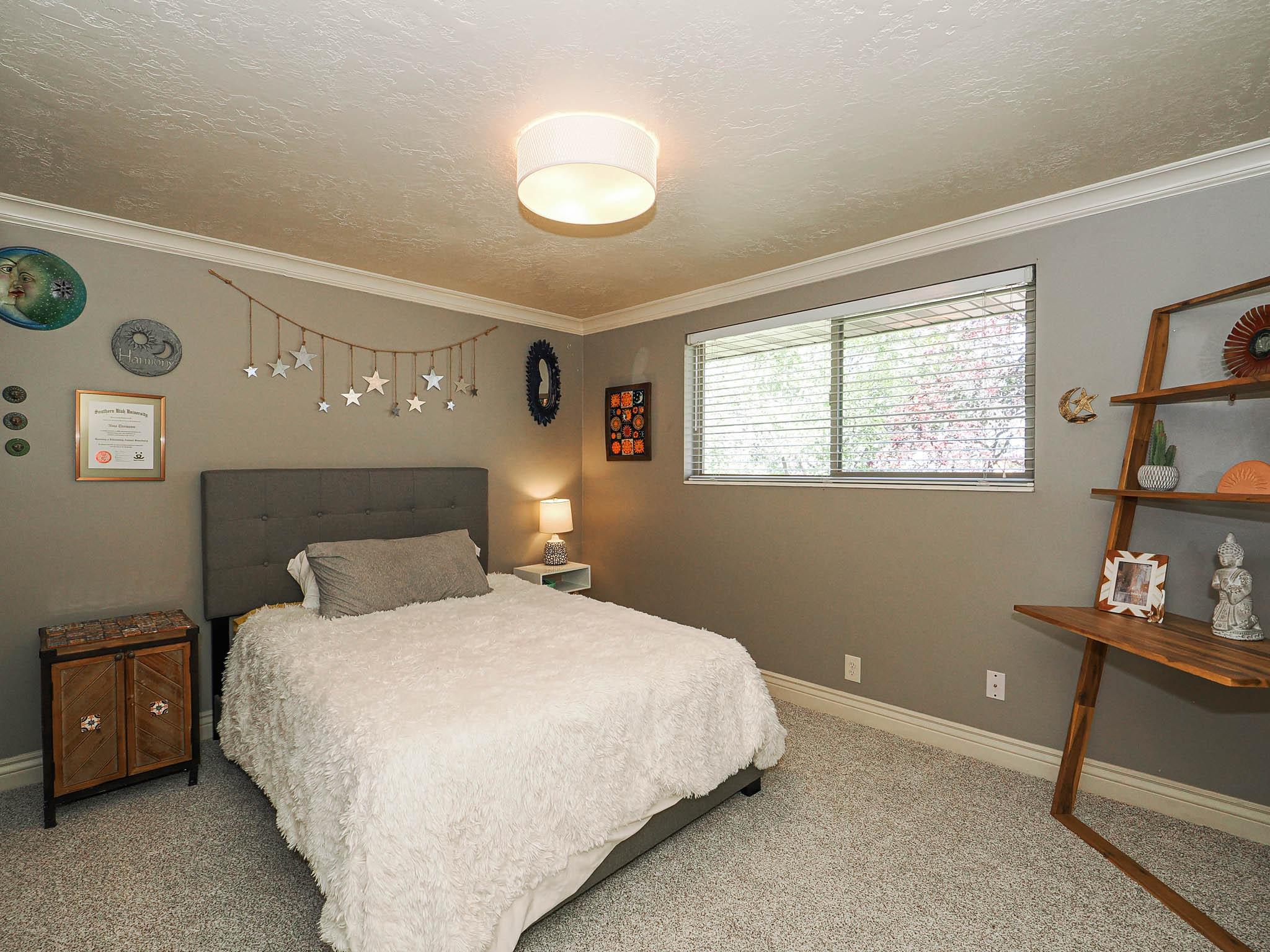 Spacious room featuring neutral wall tones, crown molding, and textured ceilings