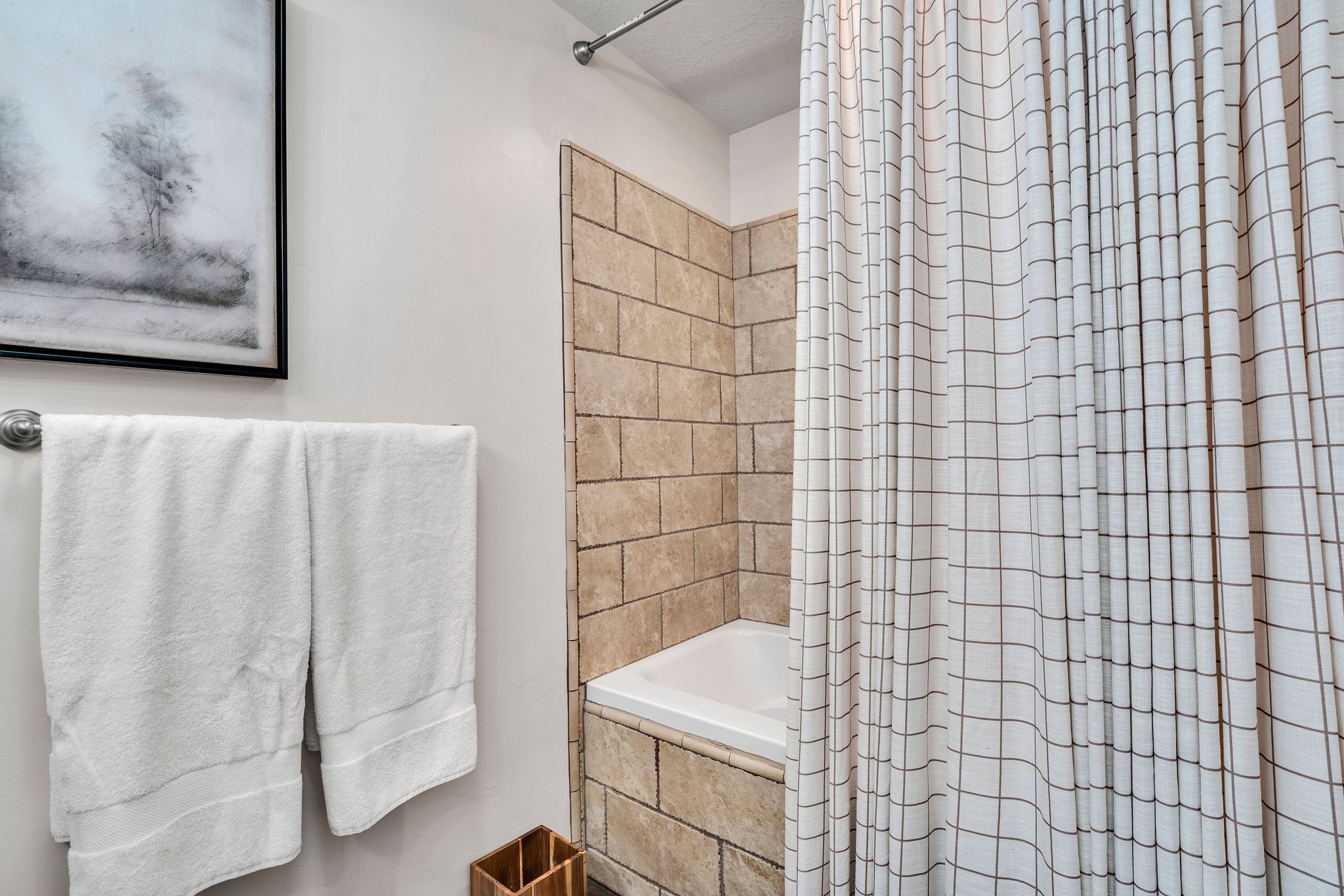 Bathtub with textured tile surround
