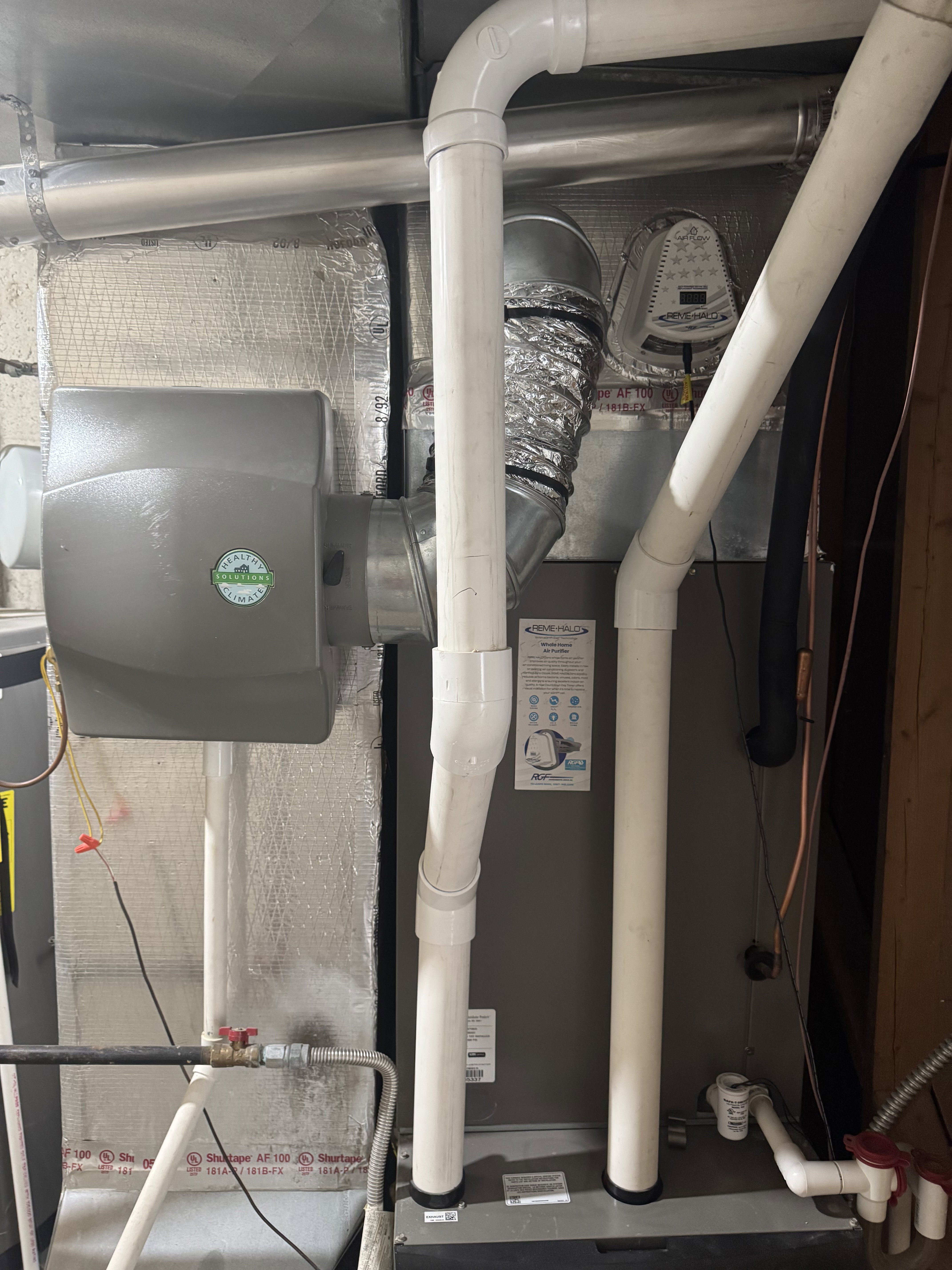 Heating, ventilation, and air conditioning (HVAC) system with a humidifier