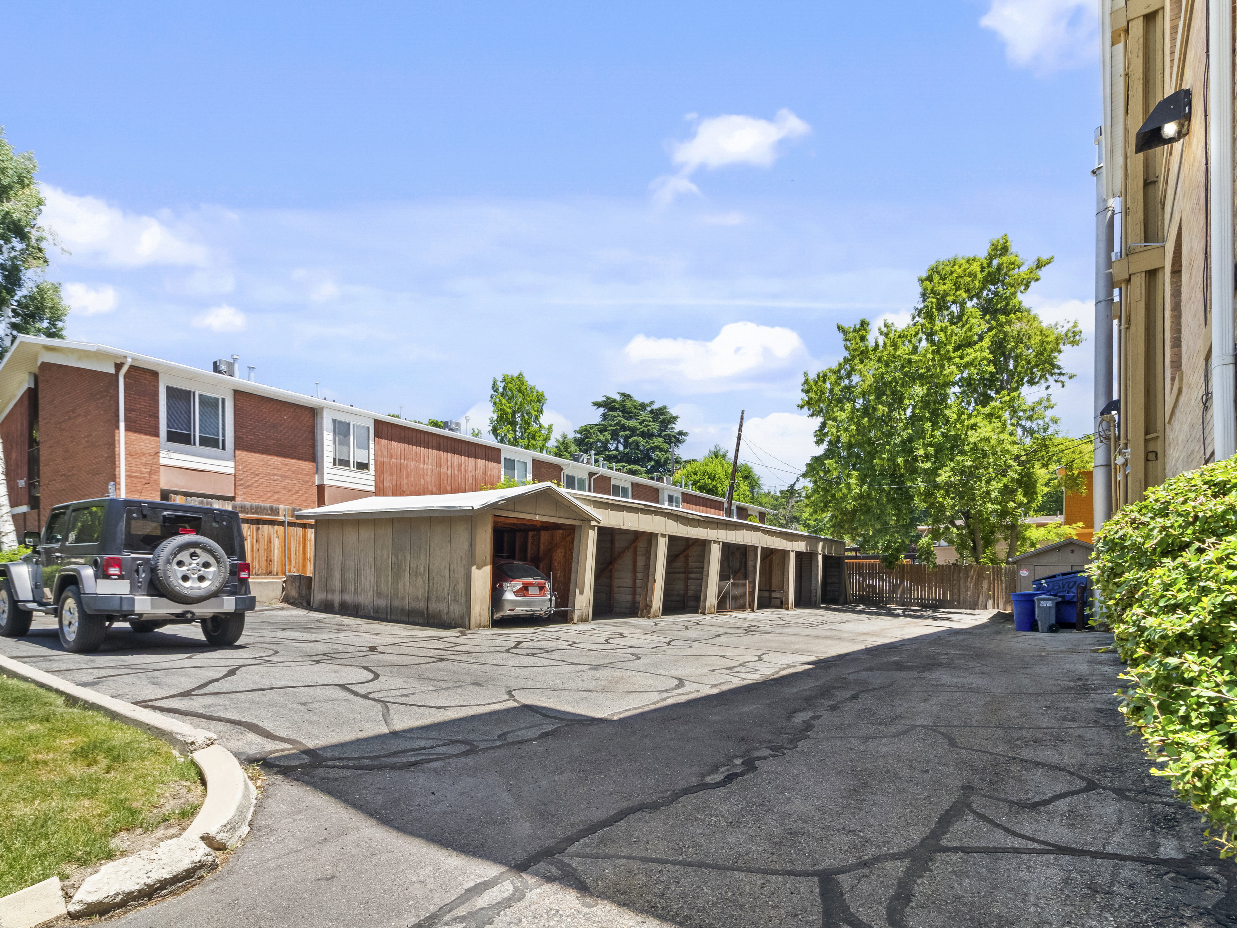 Detached covered parking structures with multiple bays