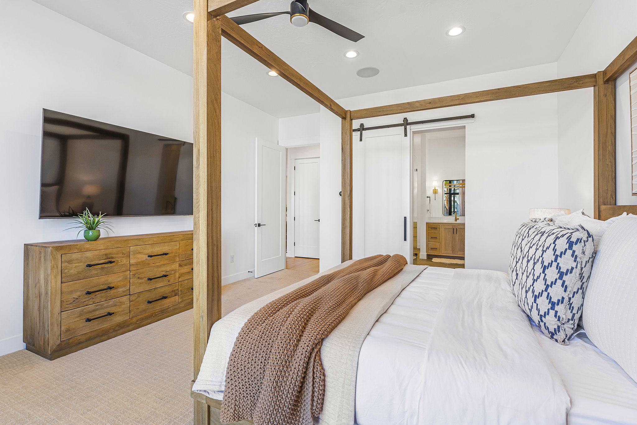 Spacious room featuring a ceiling fan, recessed lighting, and soft carpet flooring