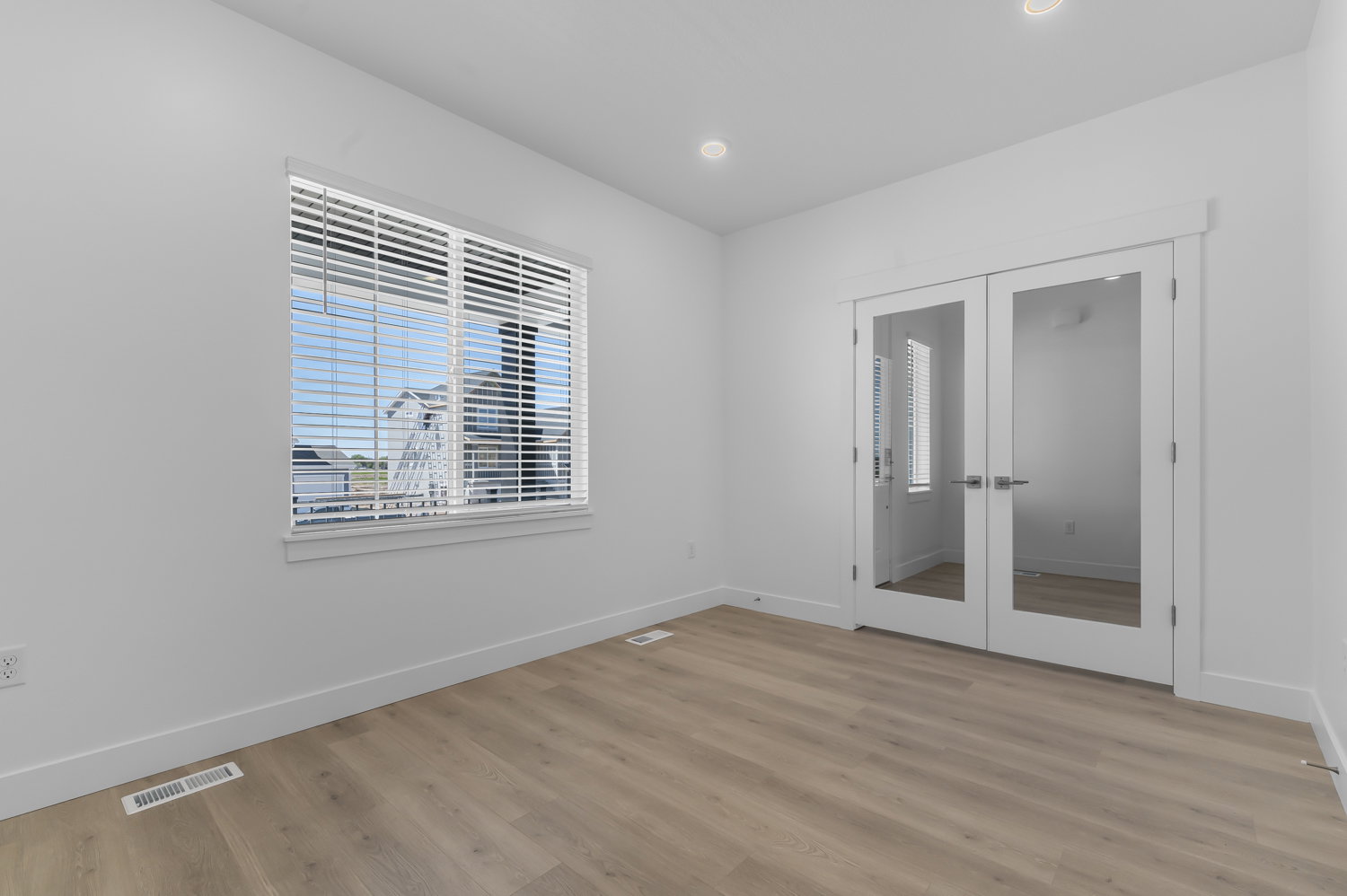 Picture of a Sydney in the same community. Not of current listing