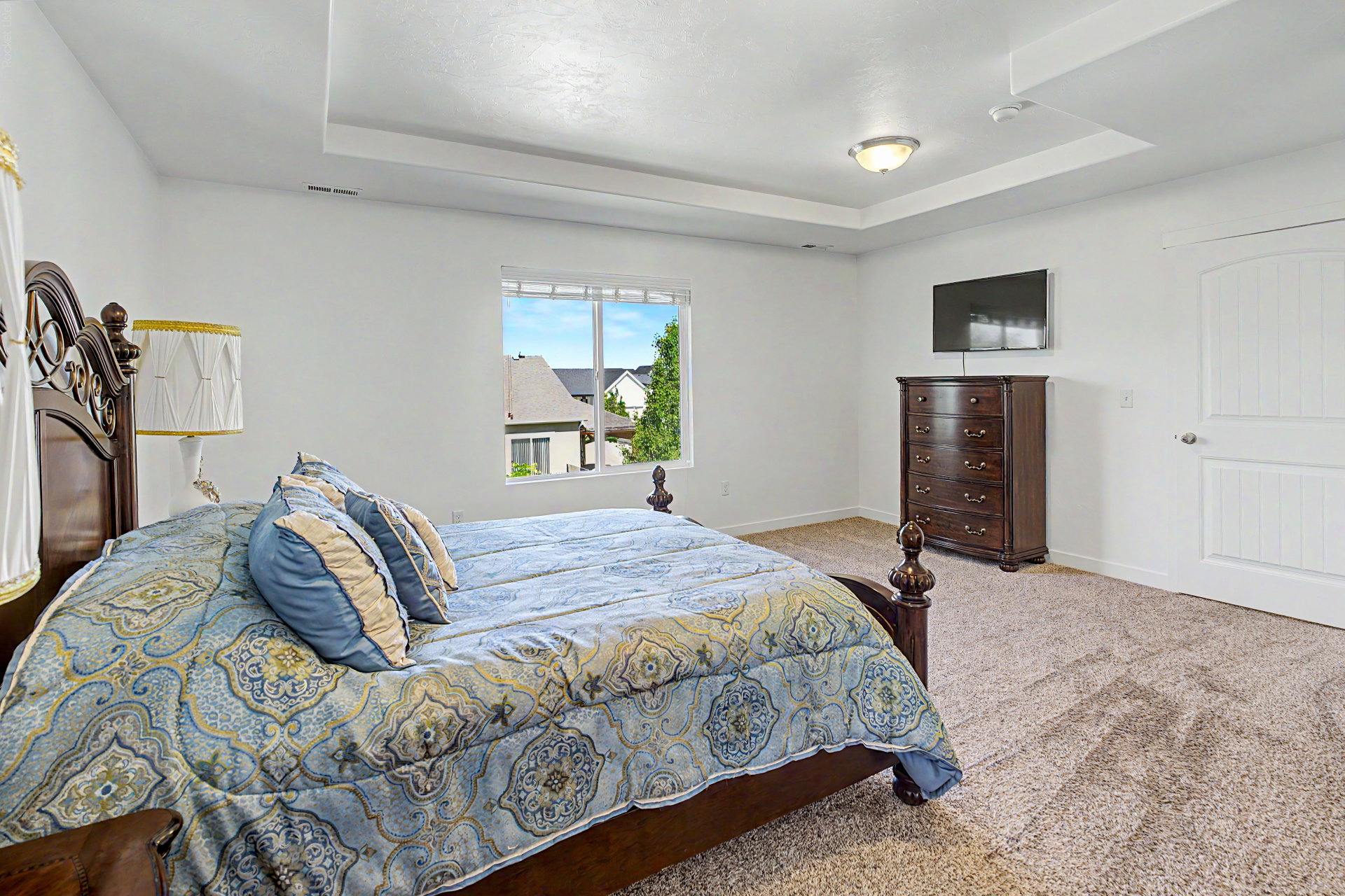 Recessed tray ceiling with central flush-mount lighting