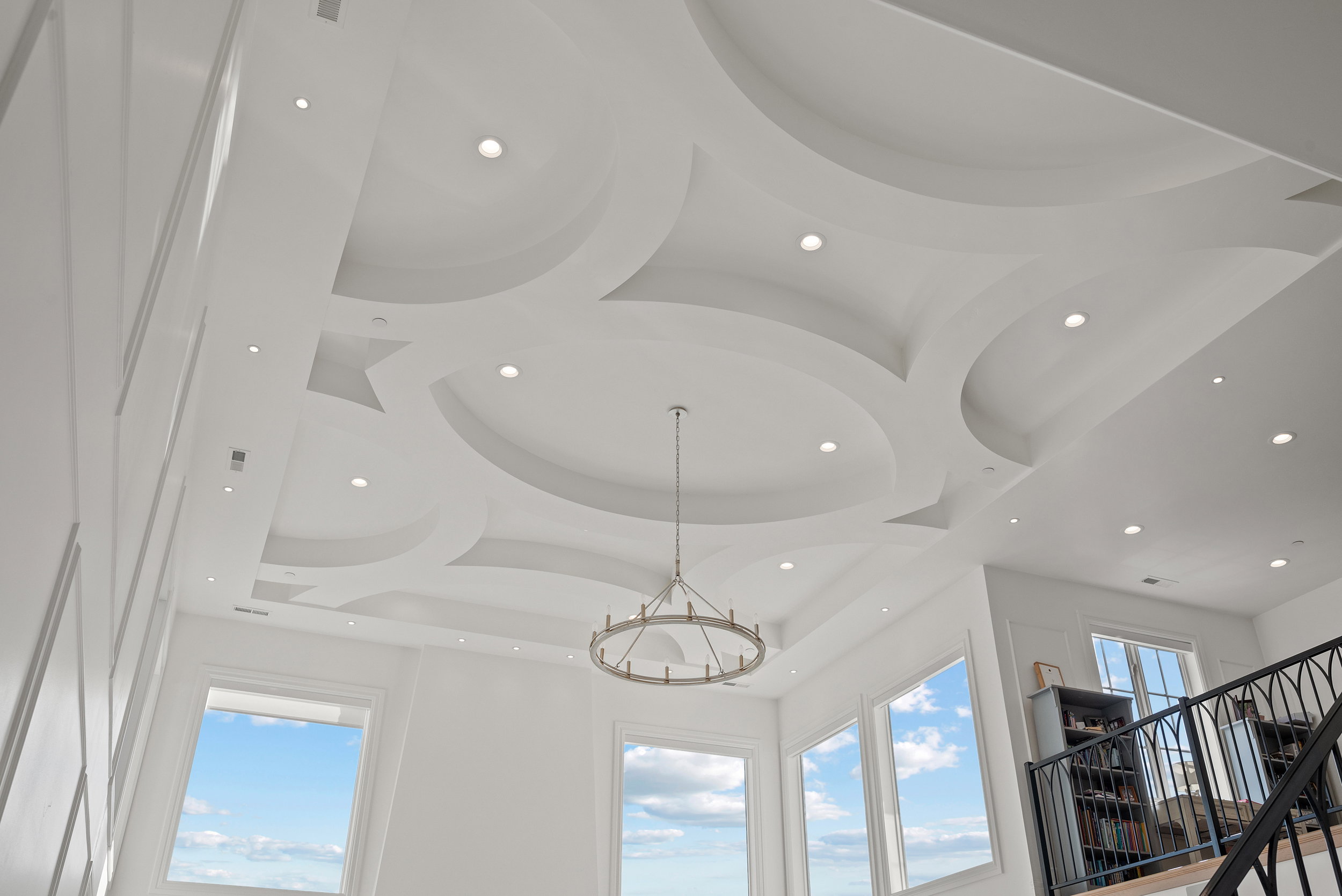 Vaulted ceiling featuring intricate tray and cove details