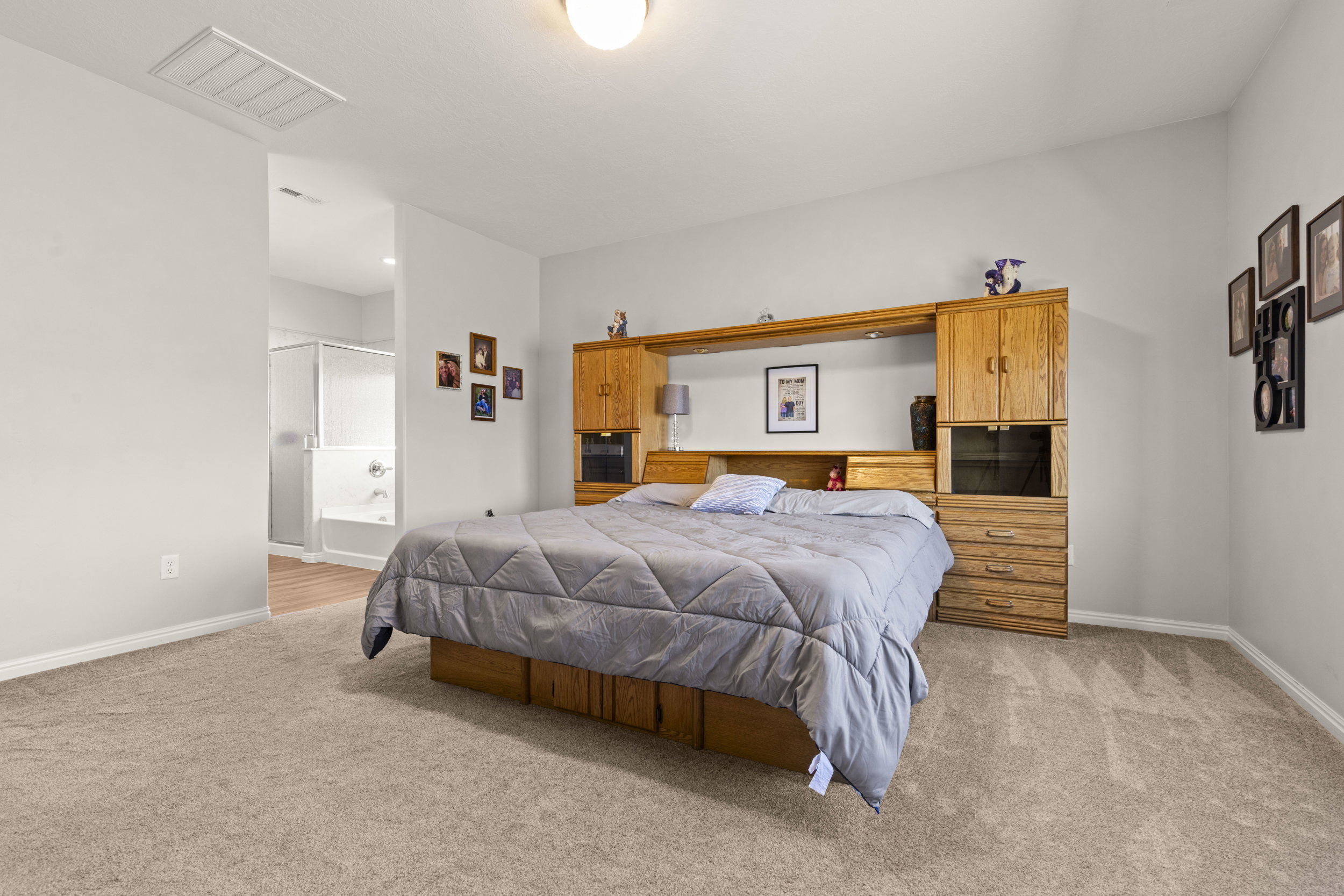 Spacious room featuring neutral carpeting and light-toned walls