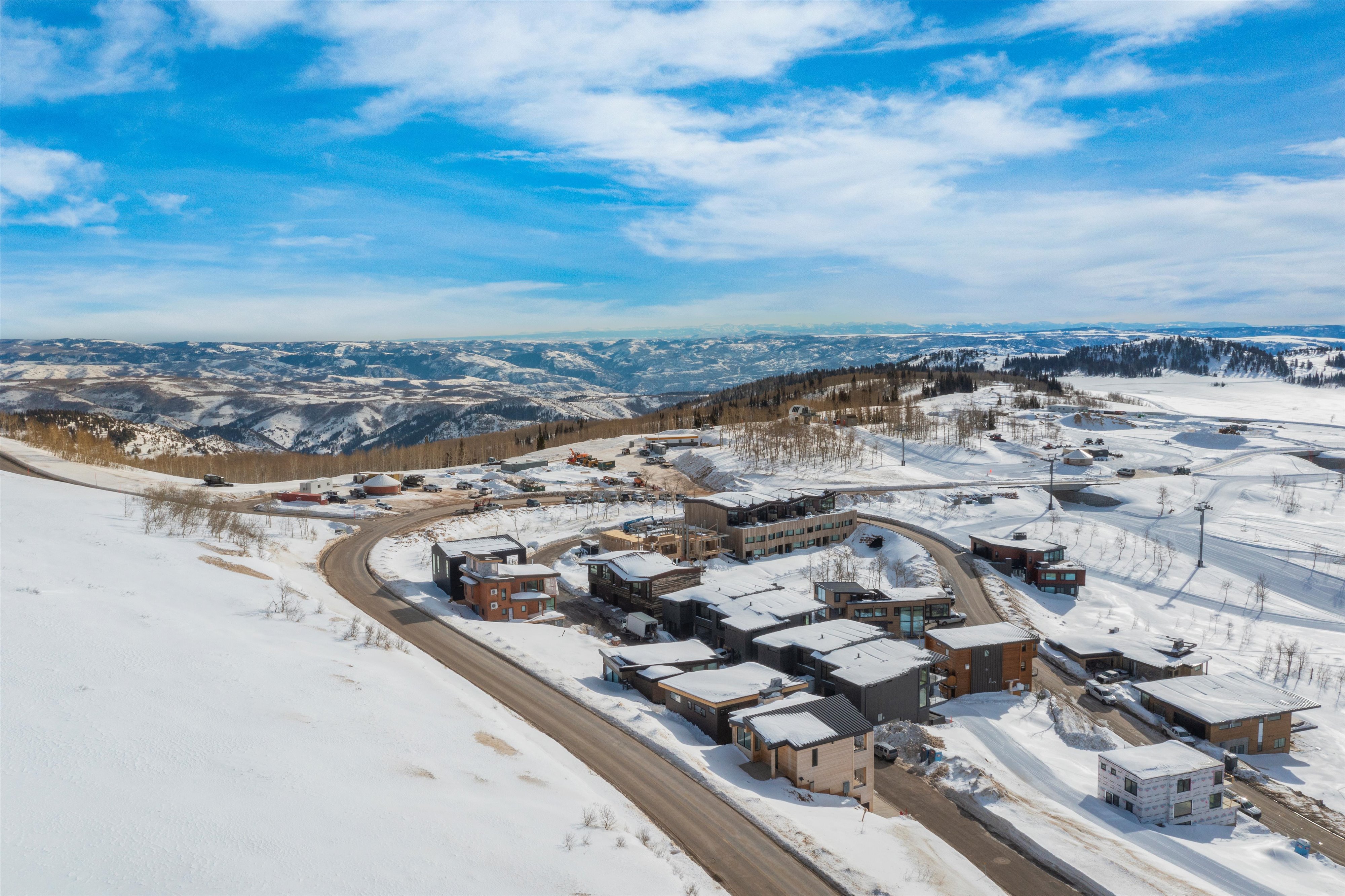 Snowy aerial view featuring a mountain view