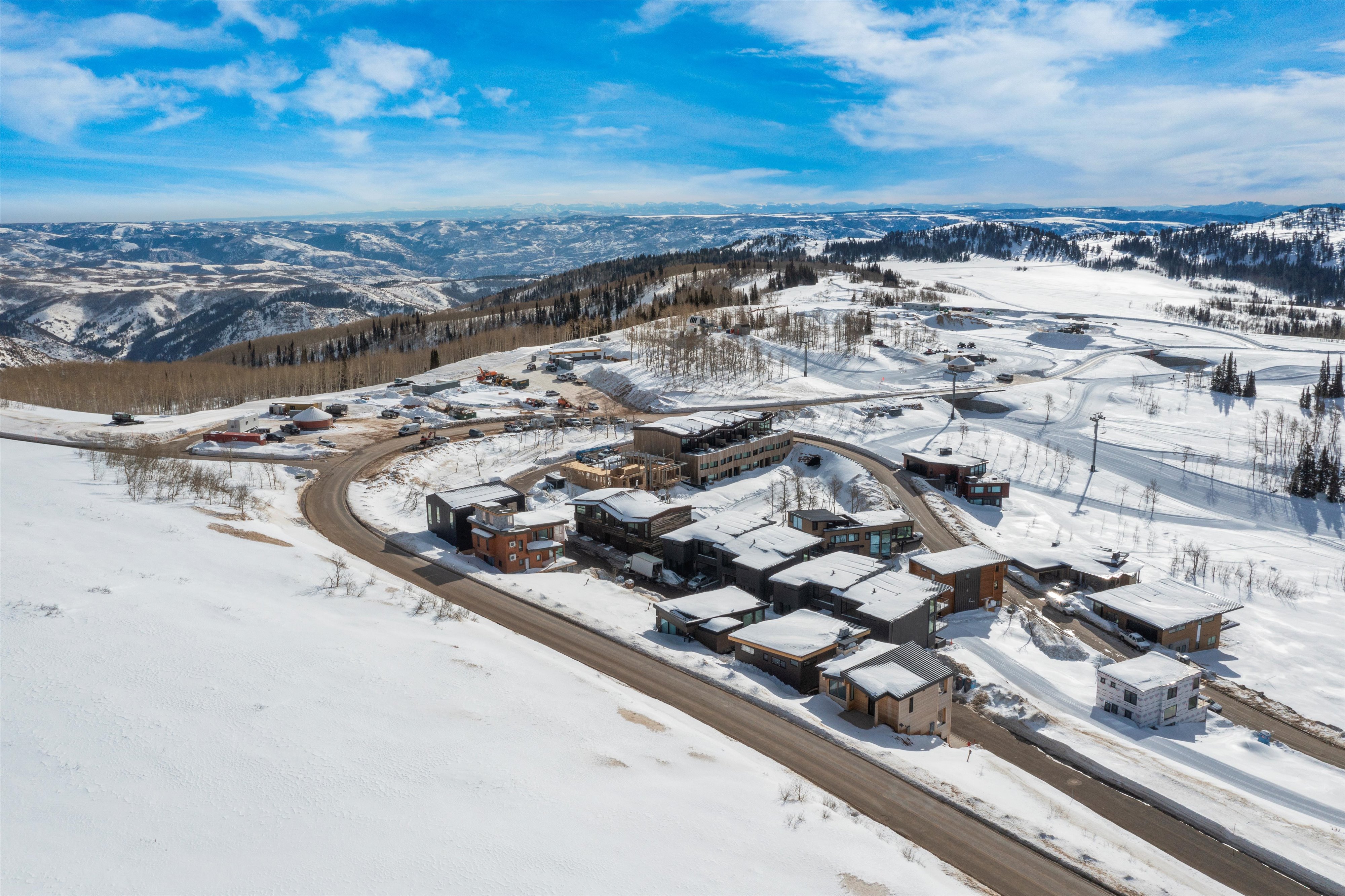 Snowy aerial view featuring a mountain view