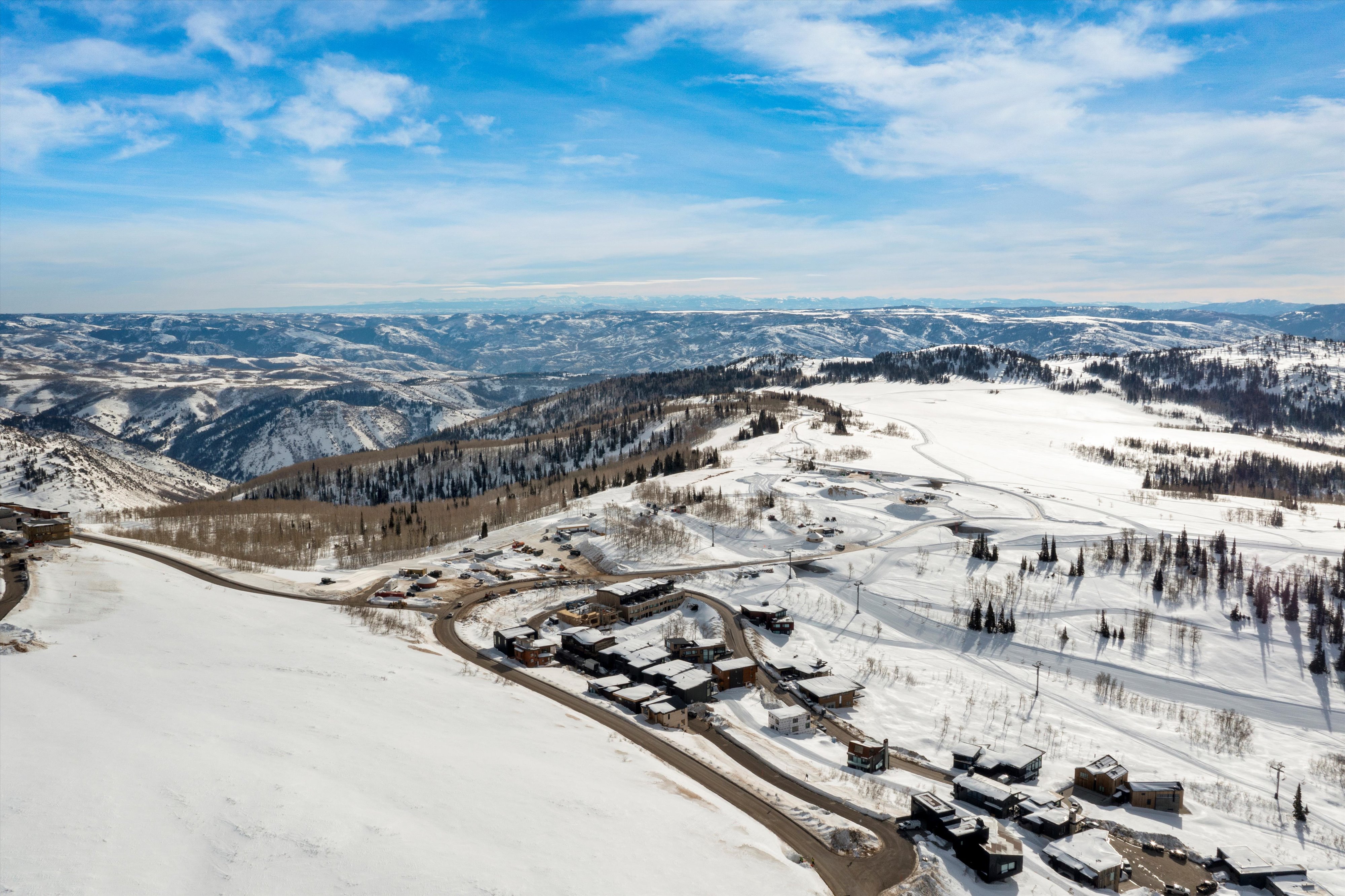 Snowy aerial view featuring a mountain view