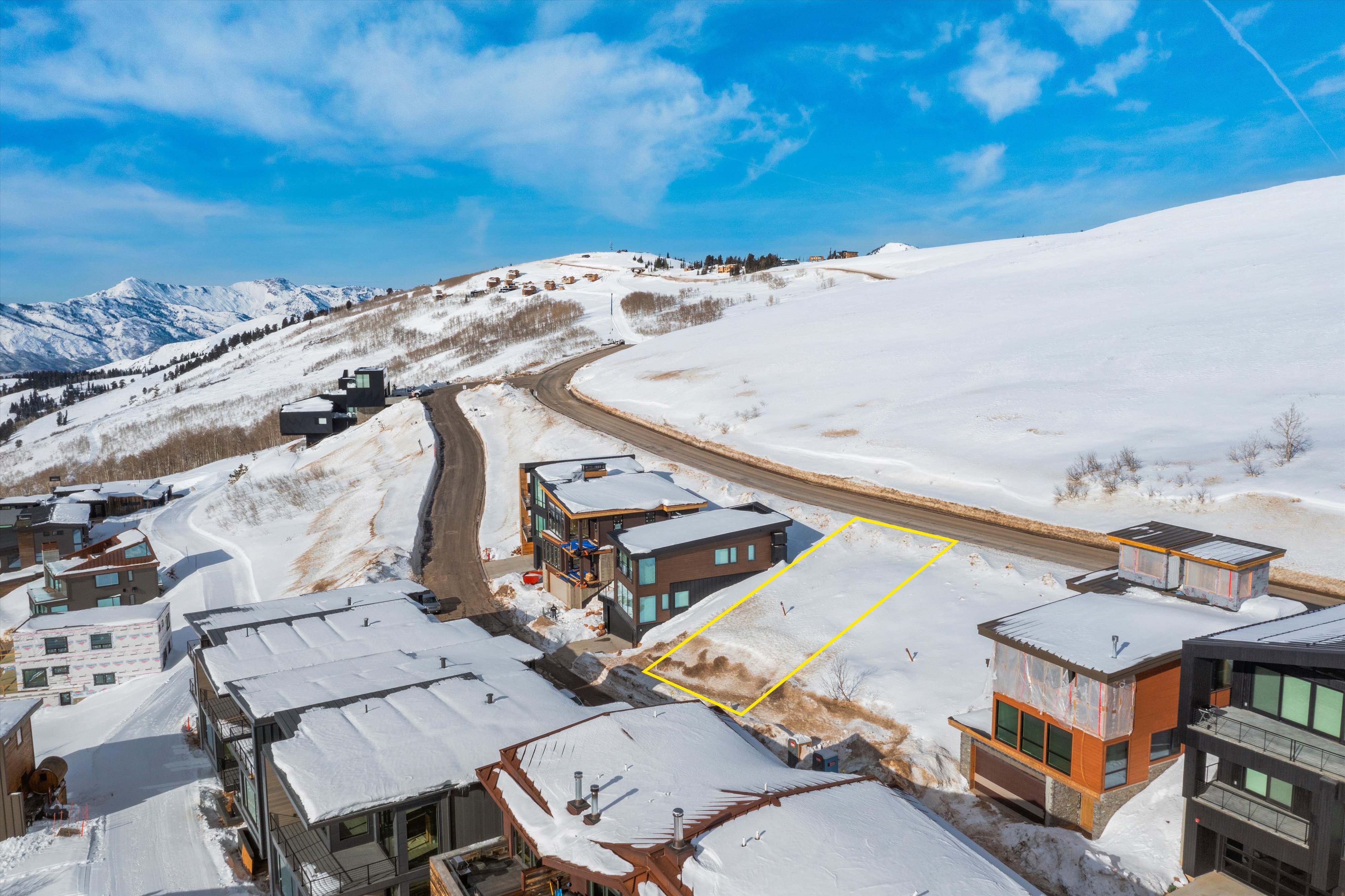 Snowy aerial view featuring a mountain view