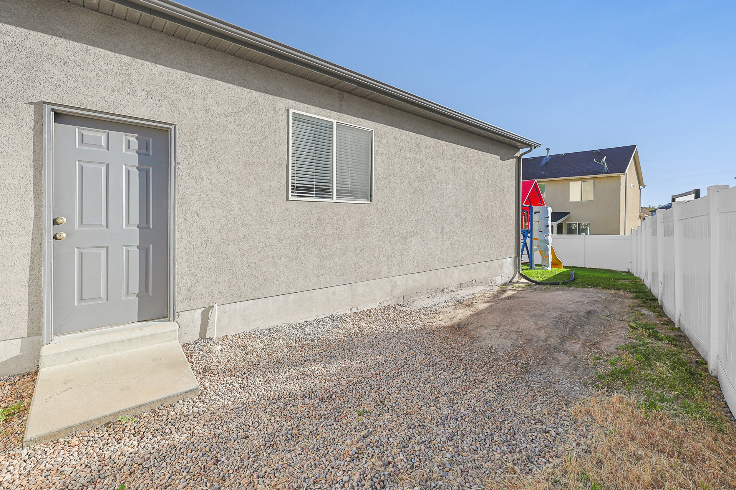 Side garage door to the backyard