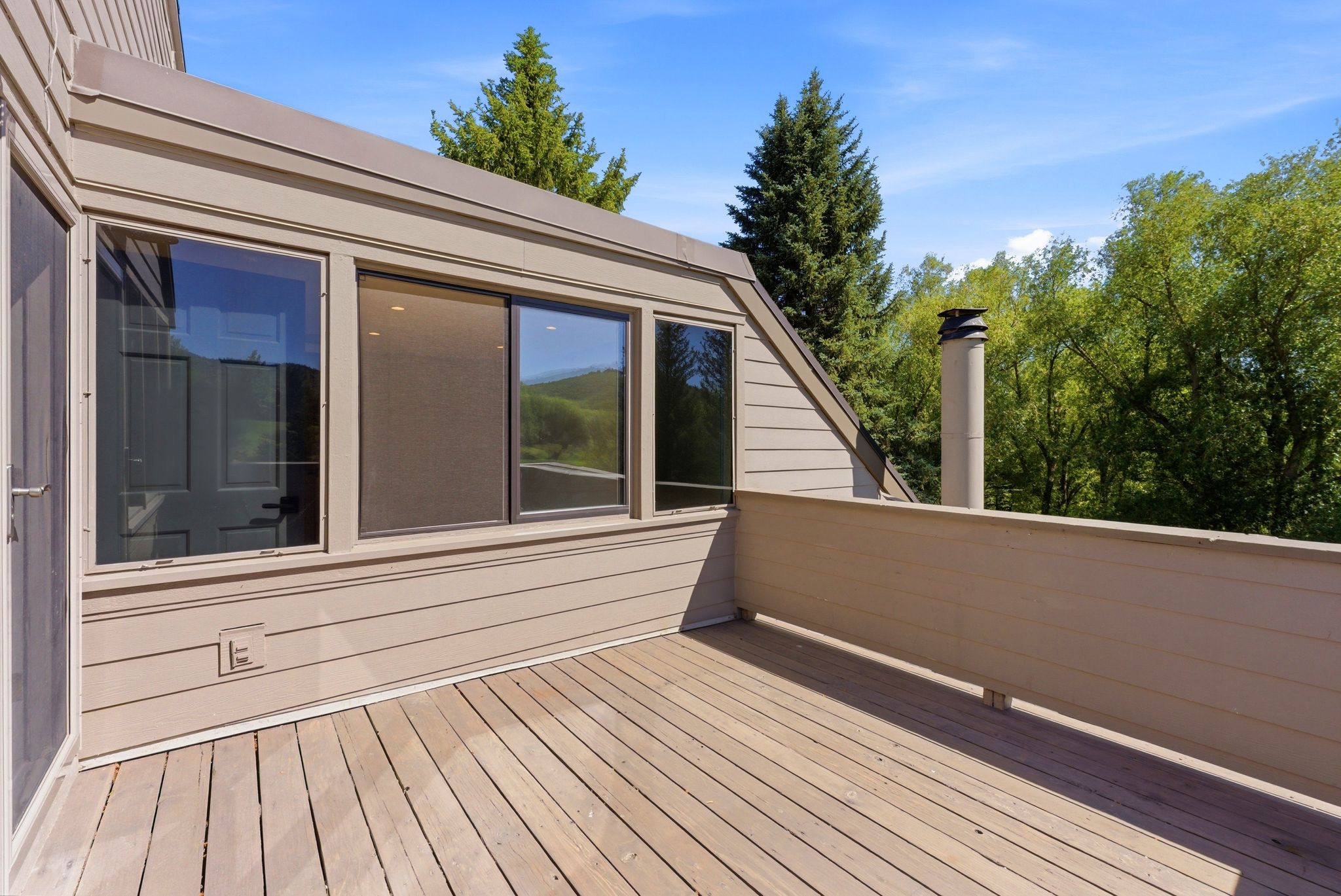Expansive outdoor deck featuring wood flooring and a low-profile railing