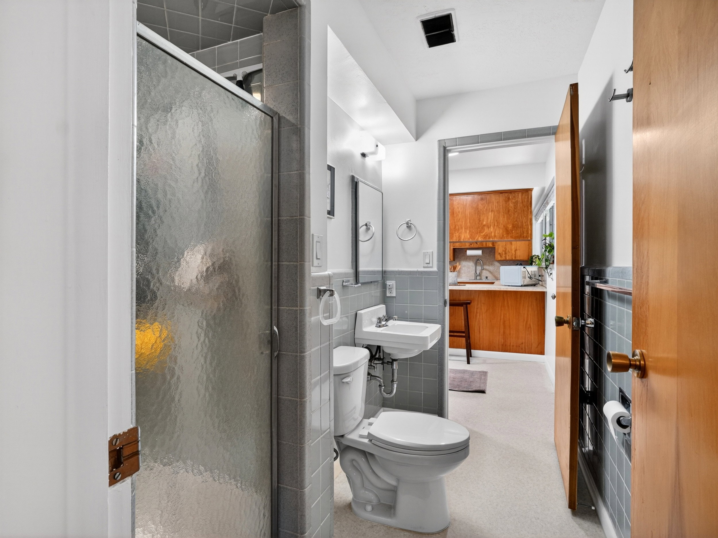 Primary bedroom en-suite bath with pass through door to kitchen.