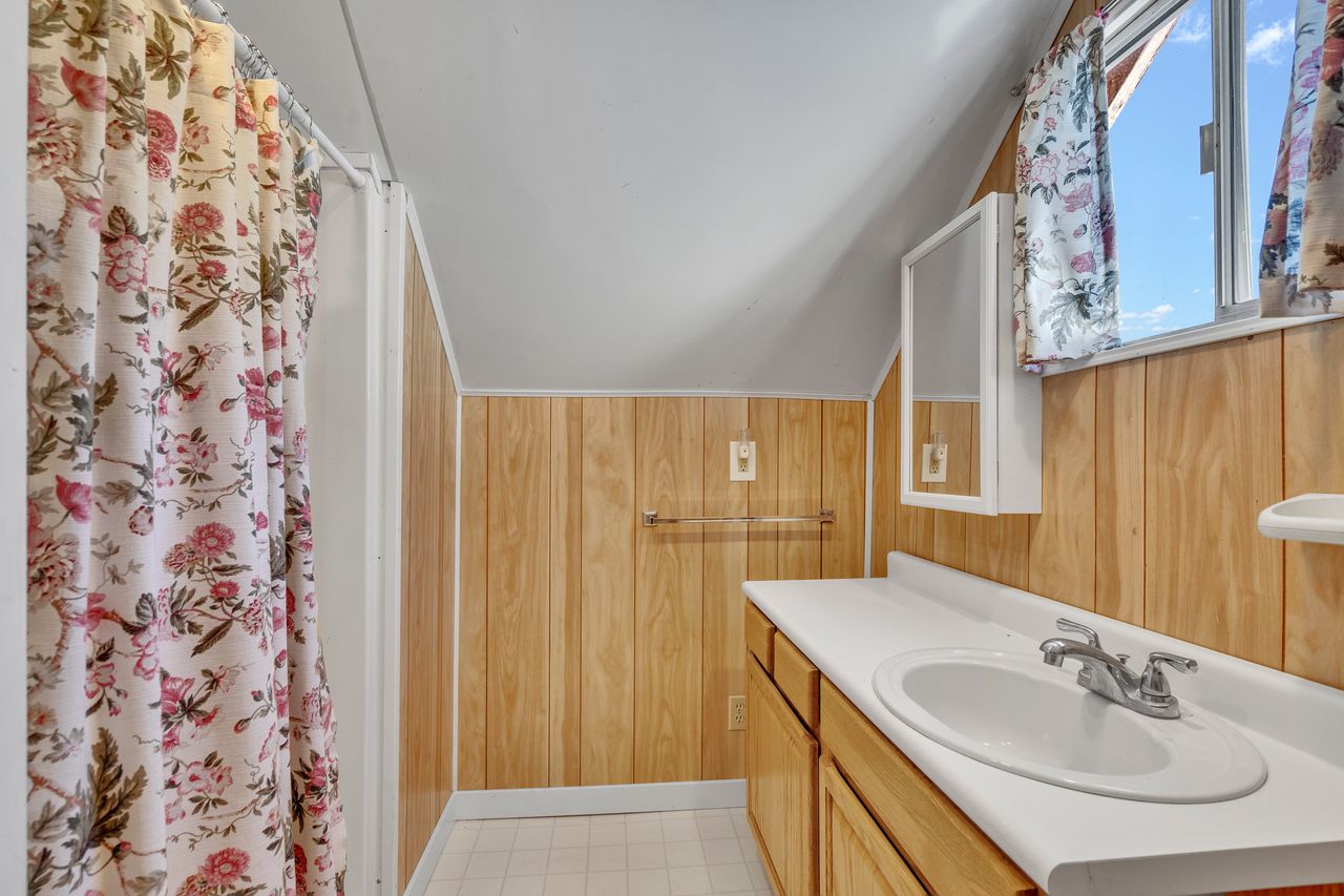 2nd Floor Bathroom