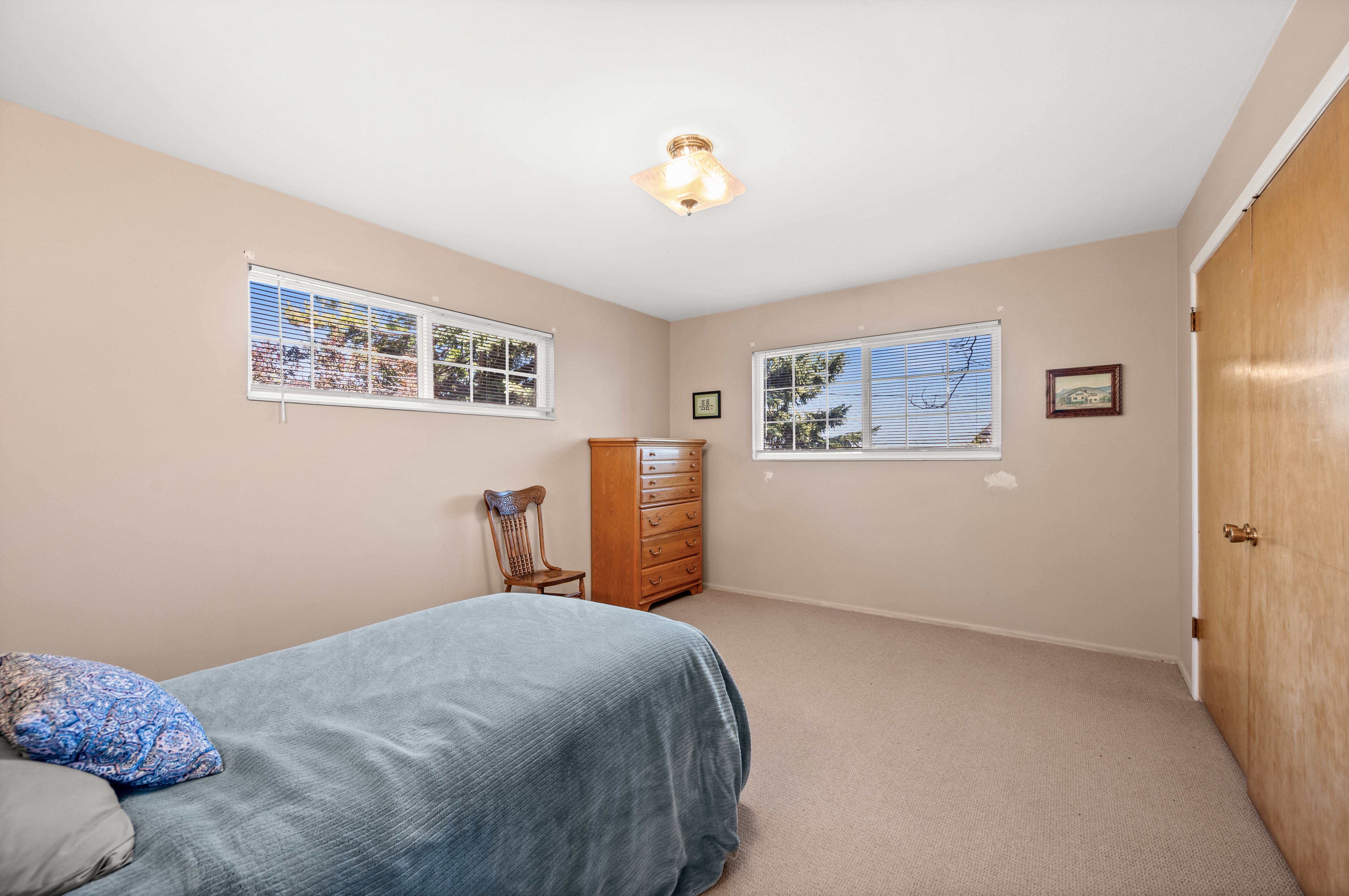 Neutral-toned walls and carpeted flooring define this room