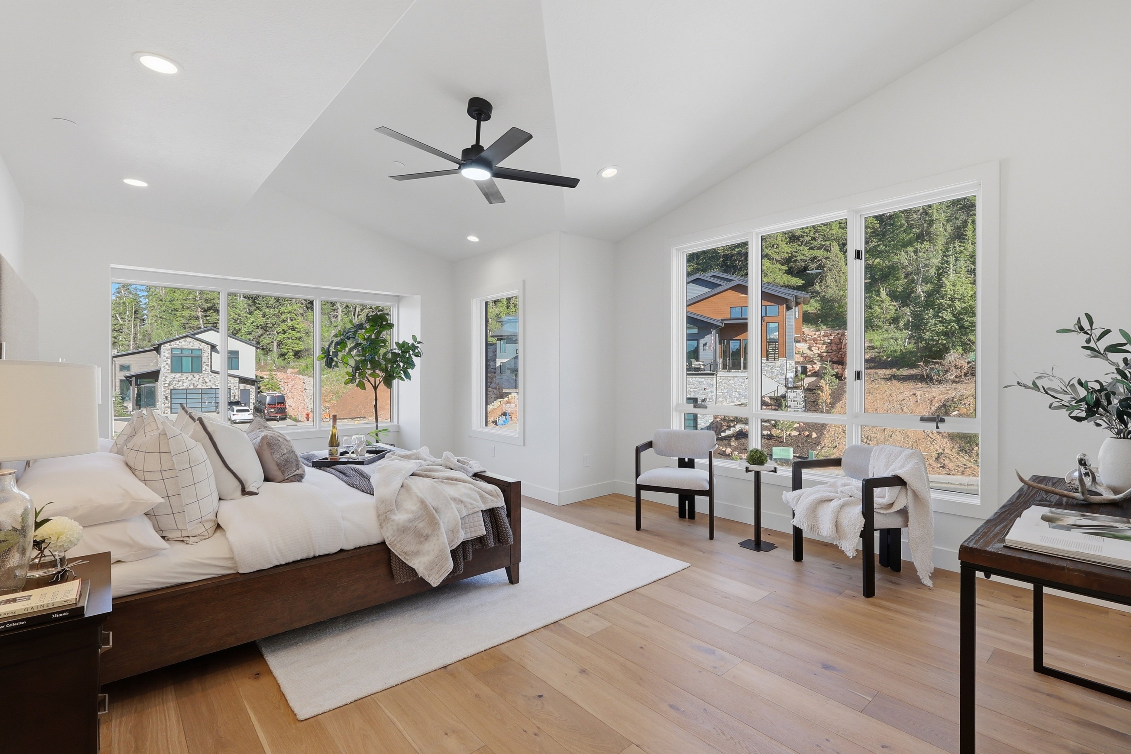 Vaulted ceiling with recessed lighting and a modern ceiling fan