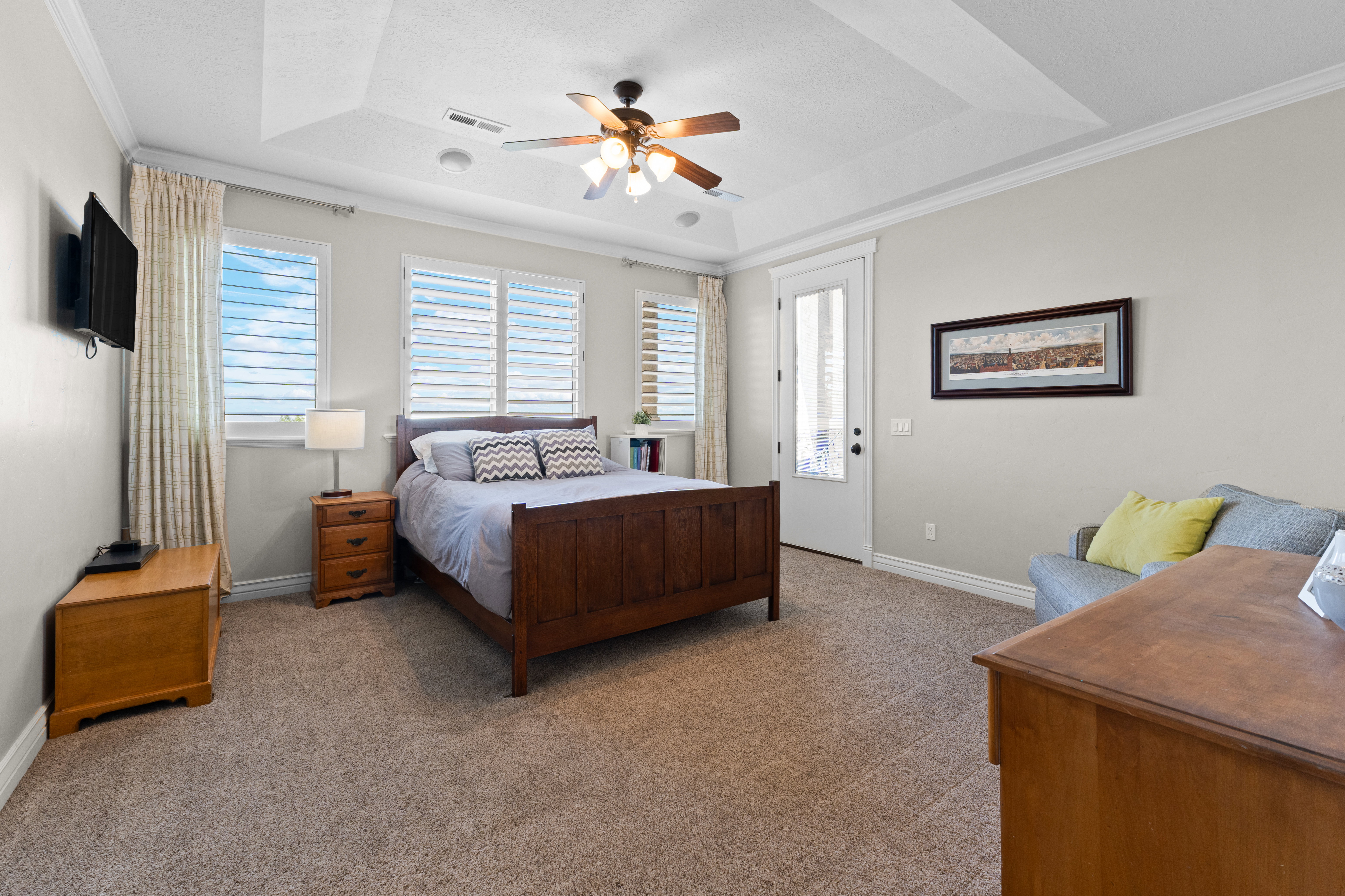 Recessed tray ceiling with a central ceiling fan