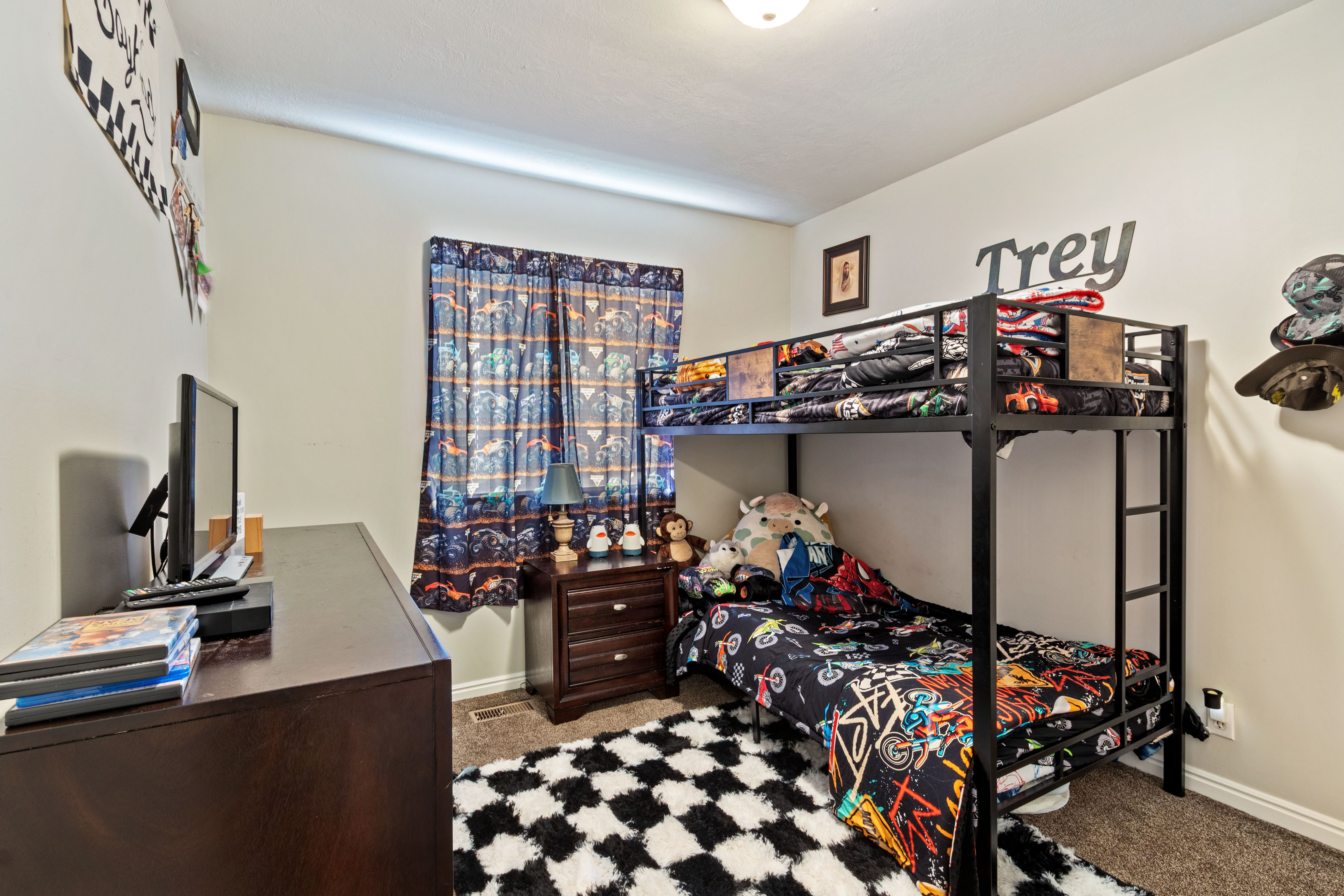 Neutral wall paint with carpet flooring
