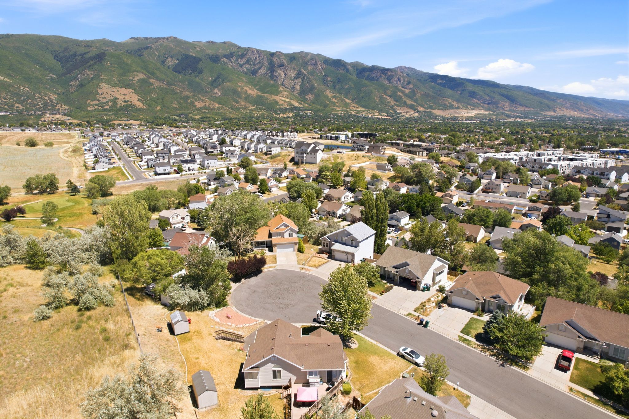 Residential community with mountain backdrop, featuring a cul-de-sac and established homes