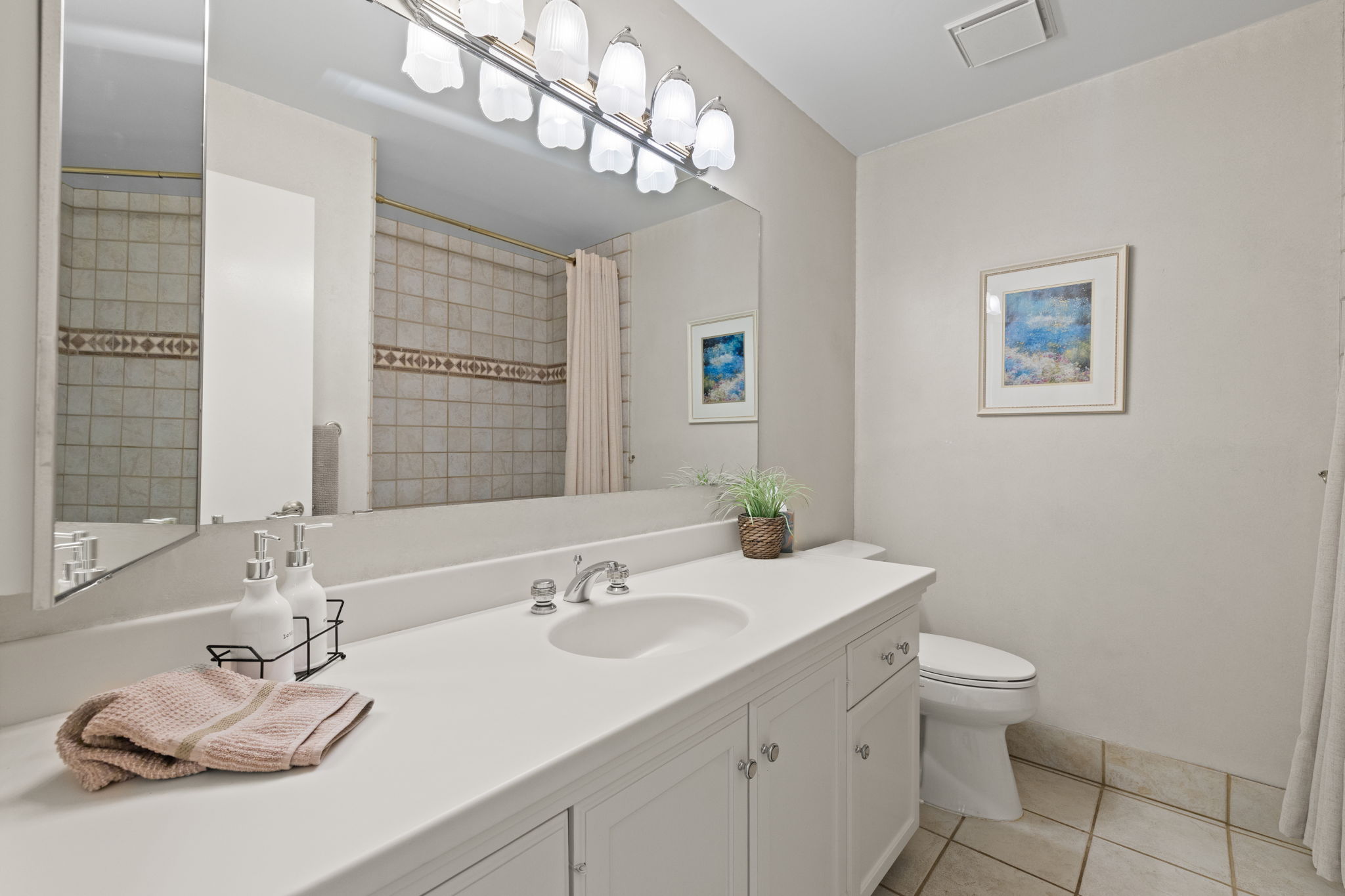 Hall Full Bath UP