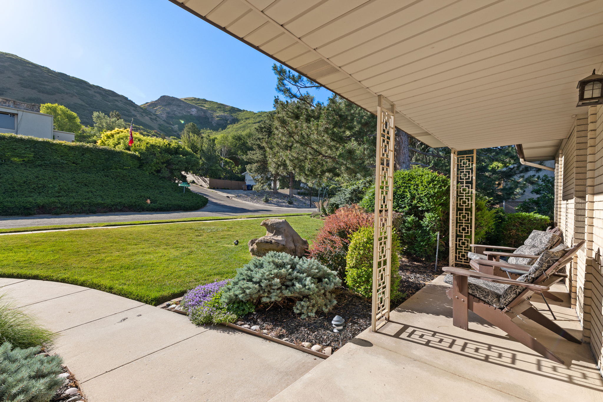 Front porch for Sunrise views over the mountains