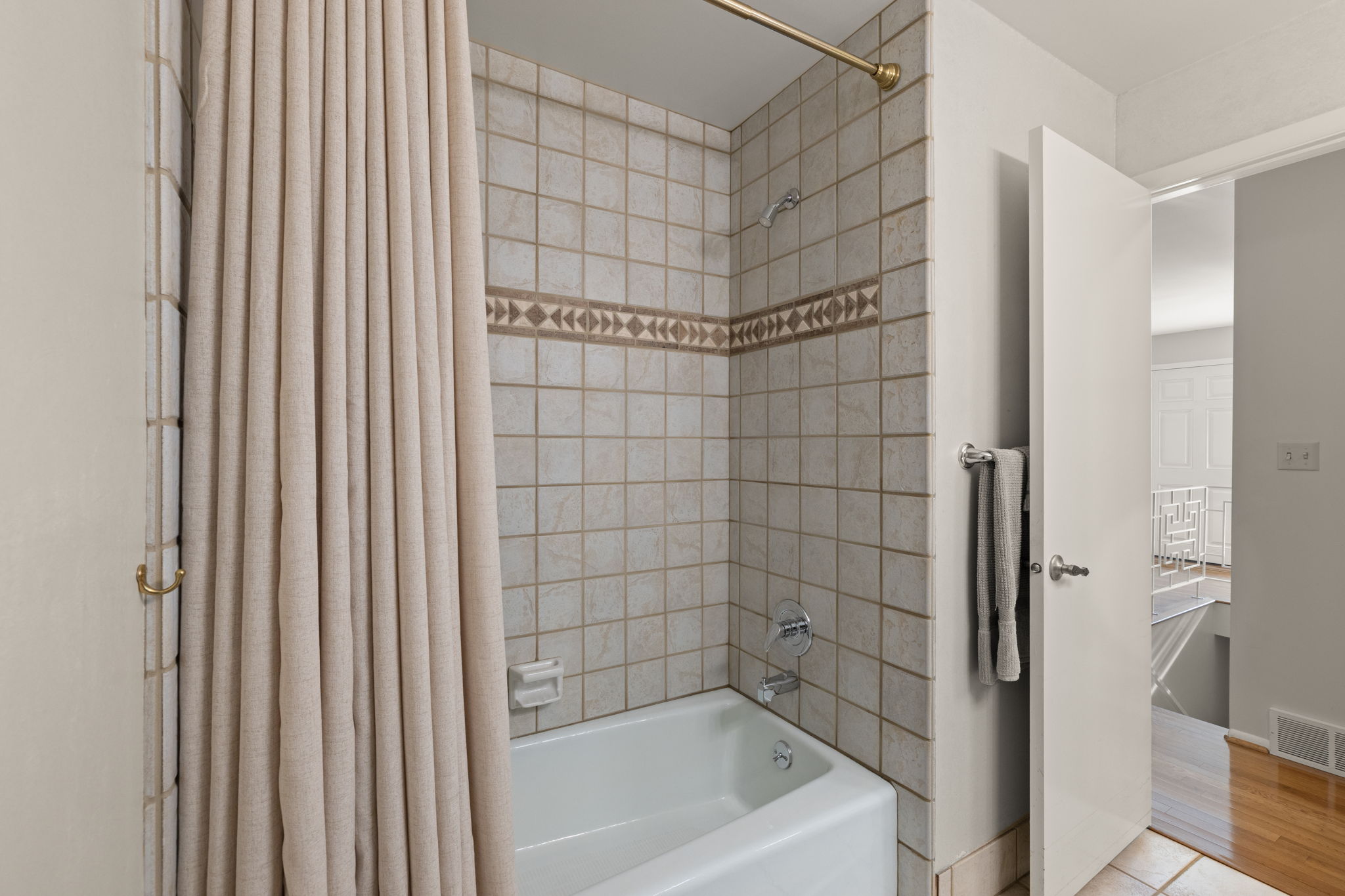 Hall Full Bath Up