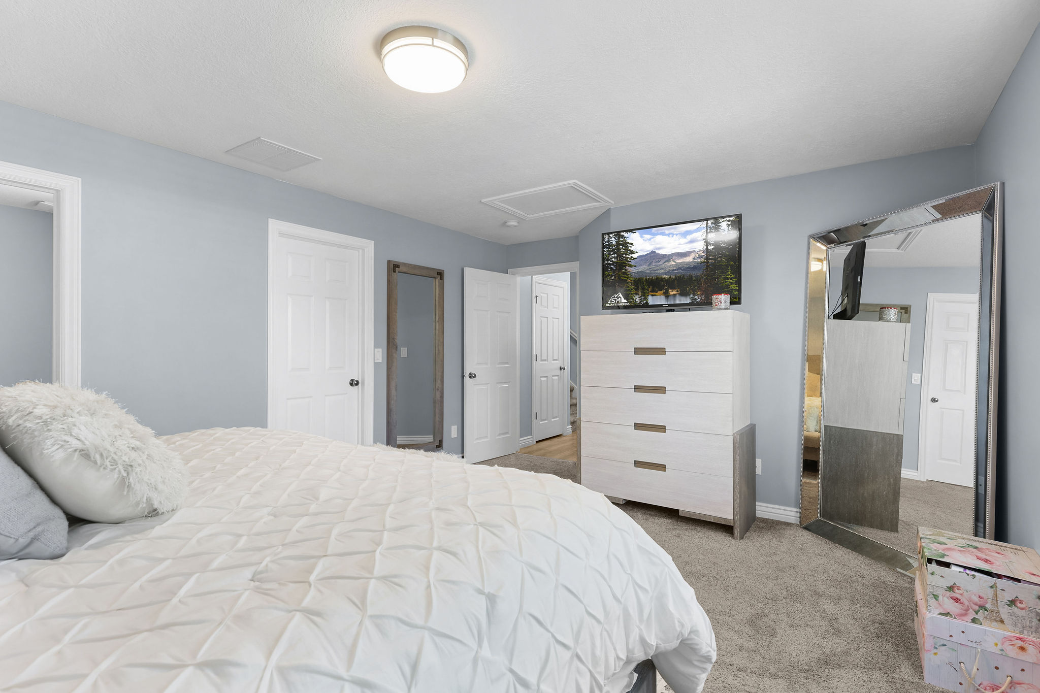 Carpeted room with light blue walls and a white ceiling