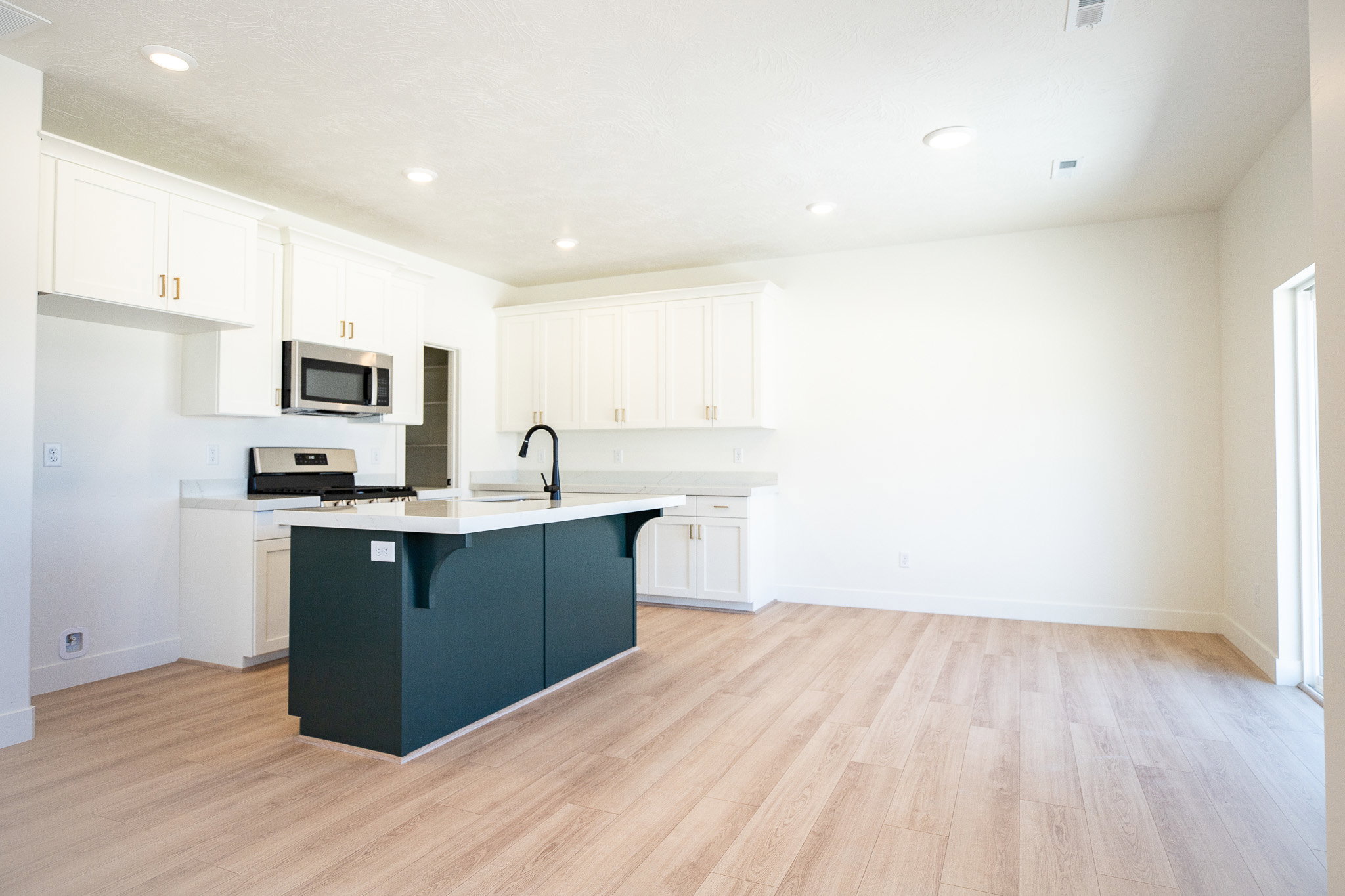 Kitchen & Dining Area