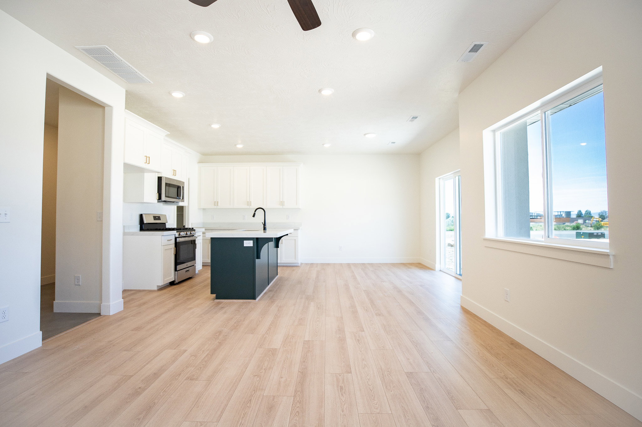 Kitchen & Dining Area