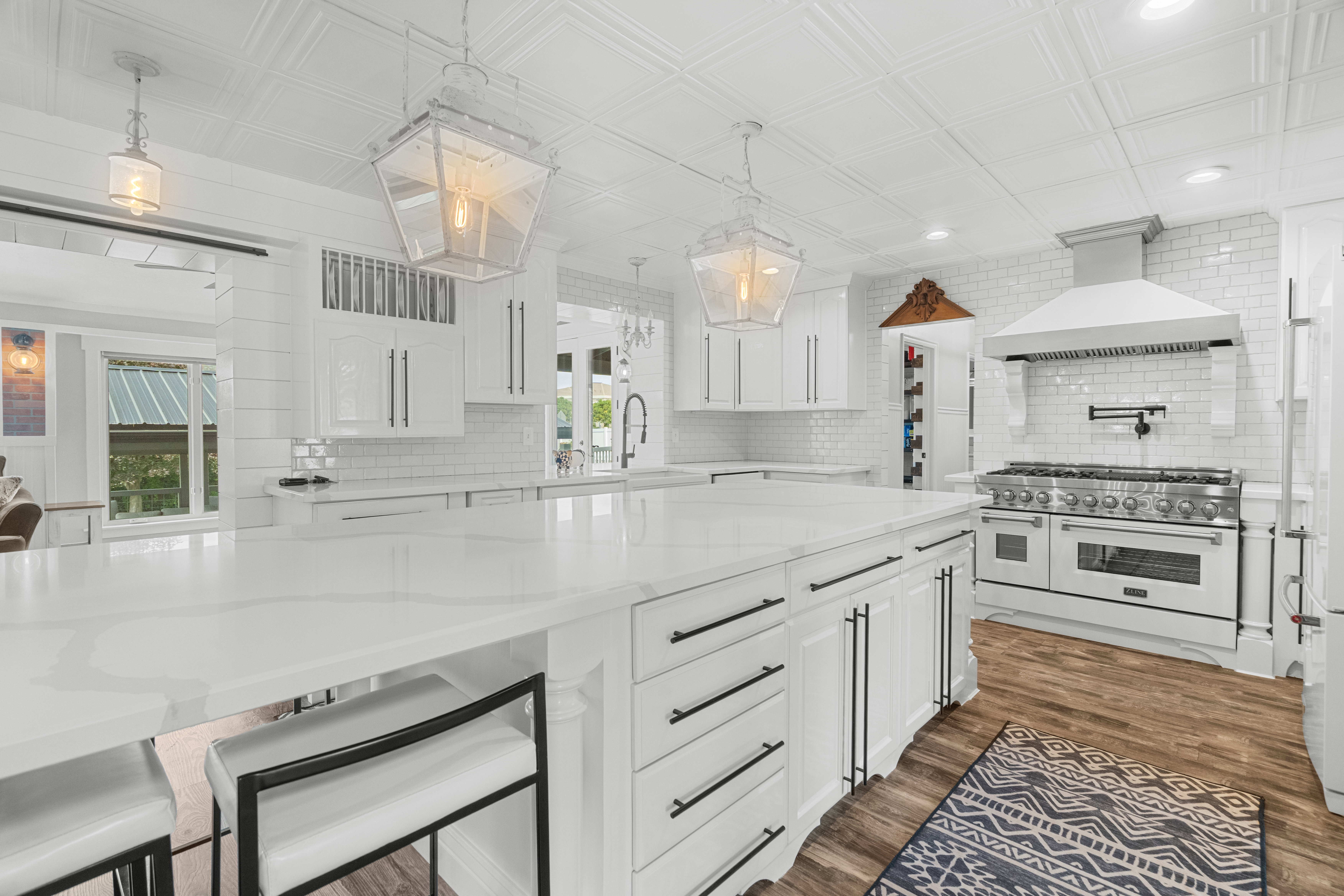 Expansive kitchen island with a light-toned quartz countertop & oversized island