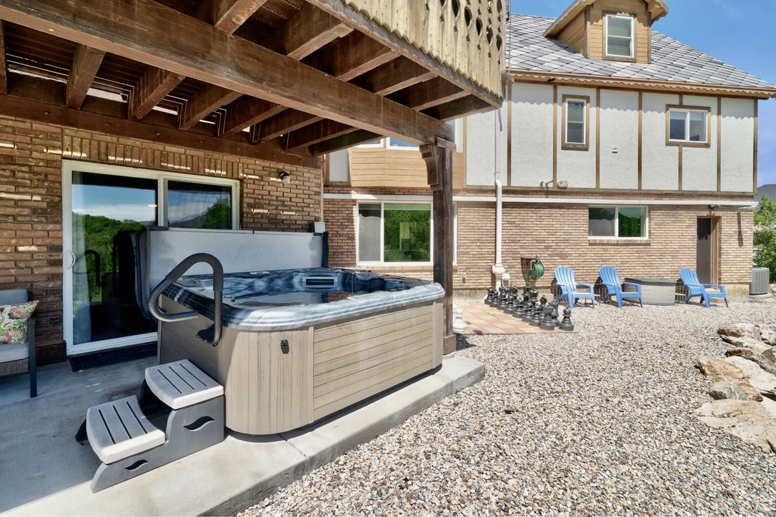 8 person hot tub