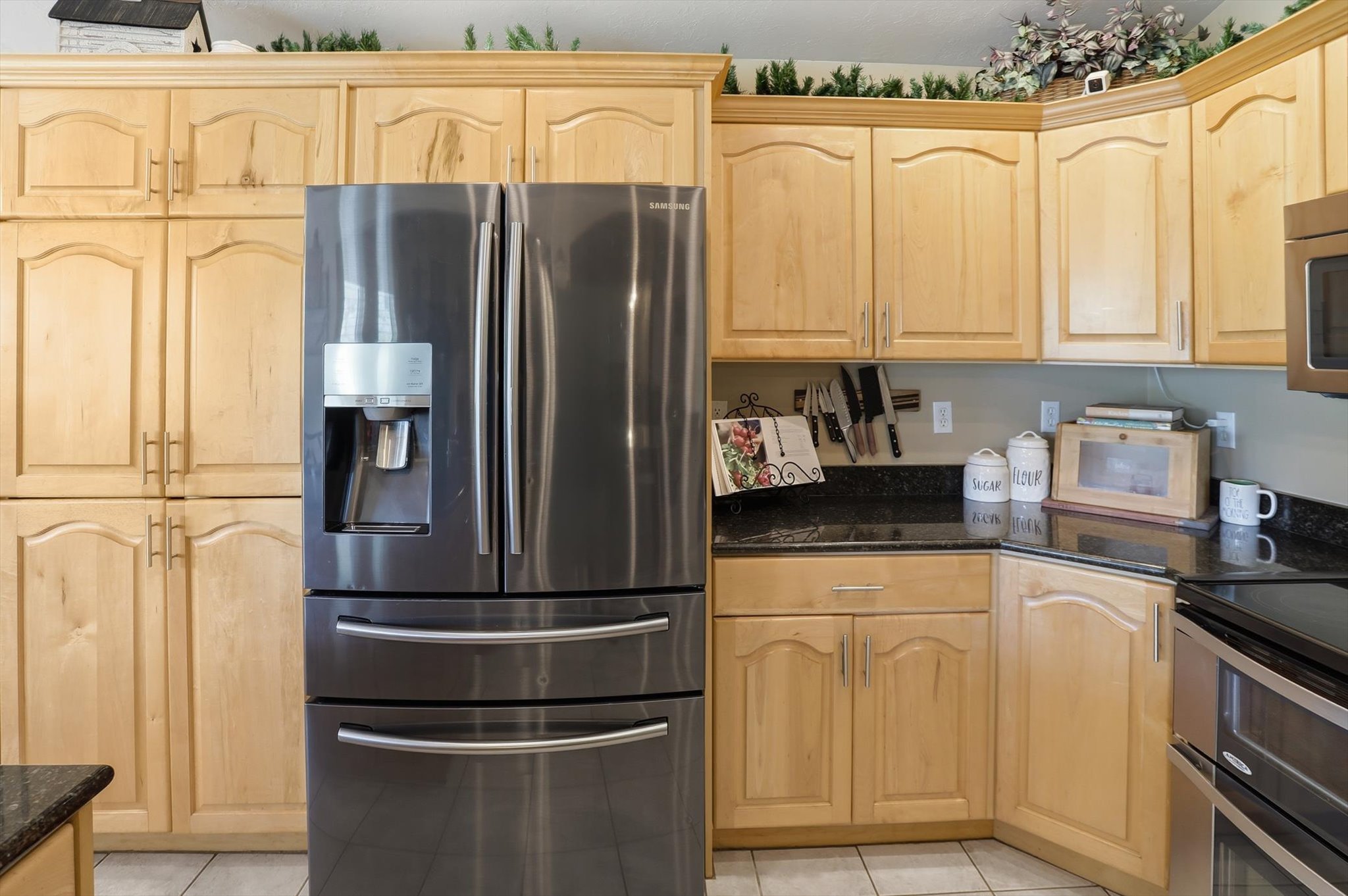 Stainless steel French door refrigerator with integrated water and ice dispenser