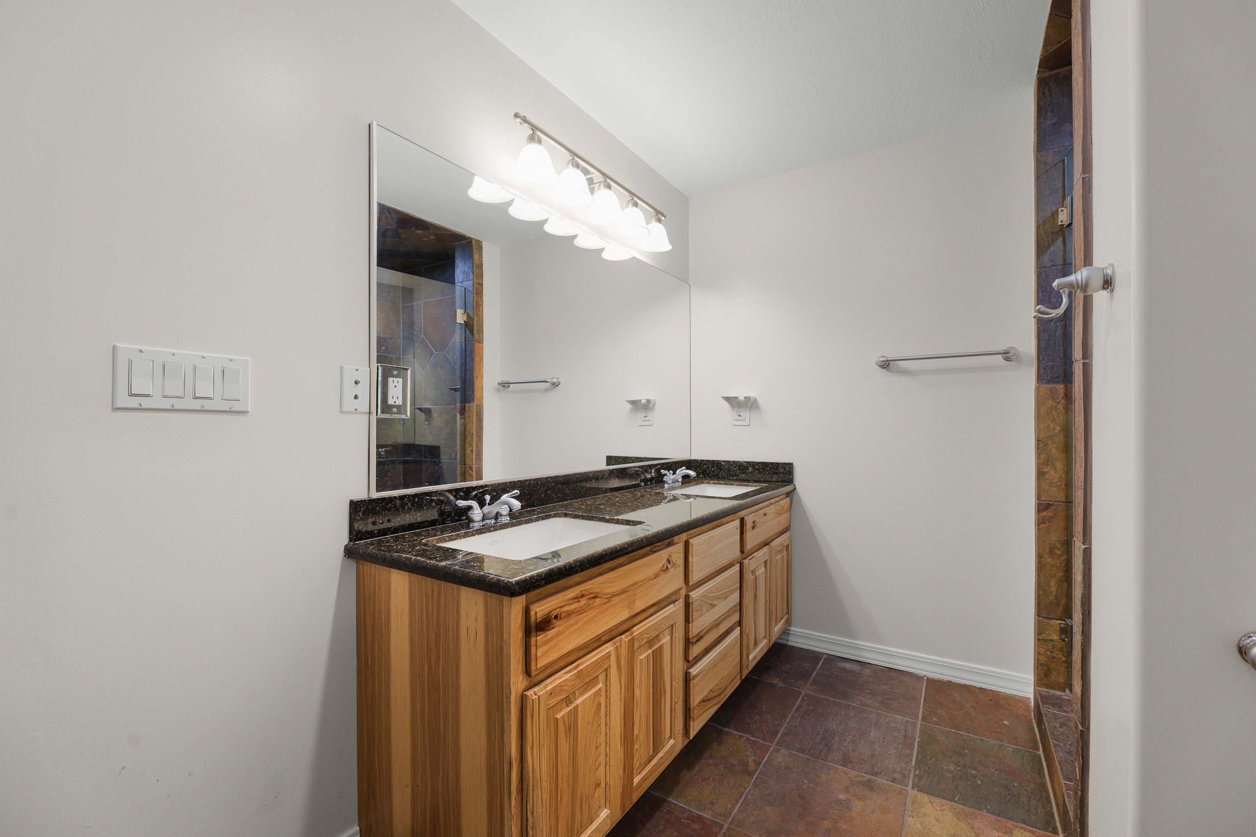 Ensuite Bath to bed4