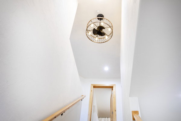 Volume ceiling featuring a decorative fan light fixture and recessed lighting