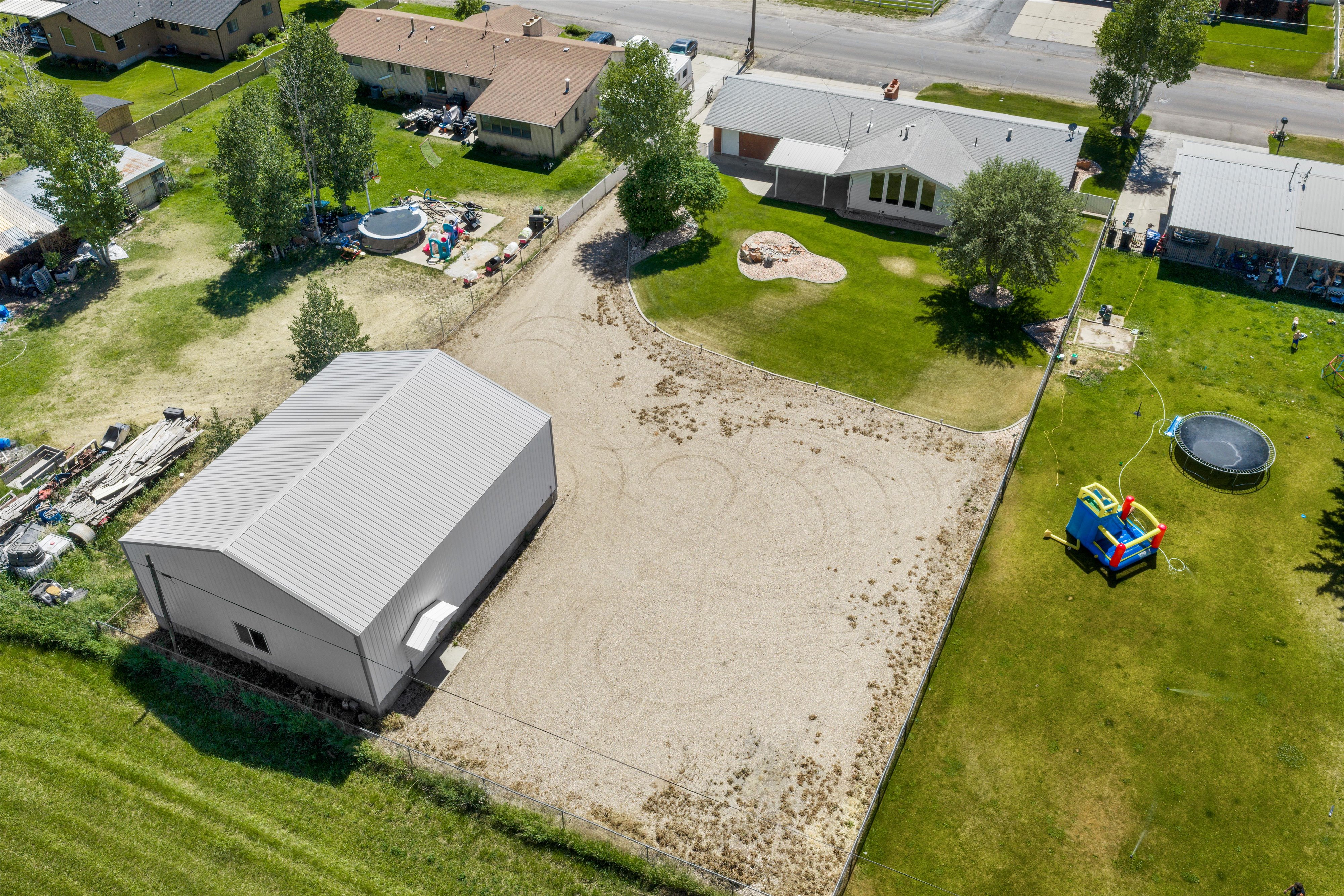 Spacious property featuring a large metal-sided outbuilding with a corrugated roof