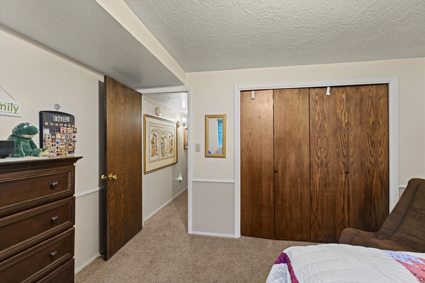 Wall-to-wall carpeting and neutral wall tones