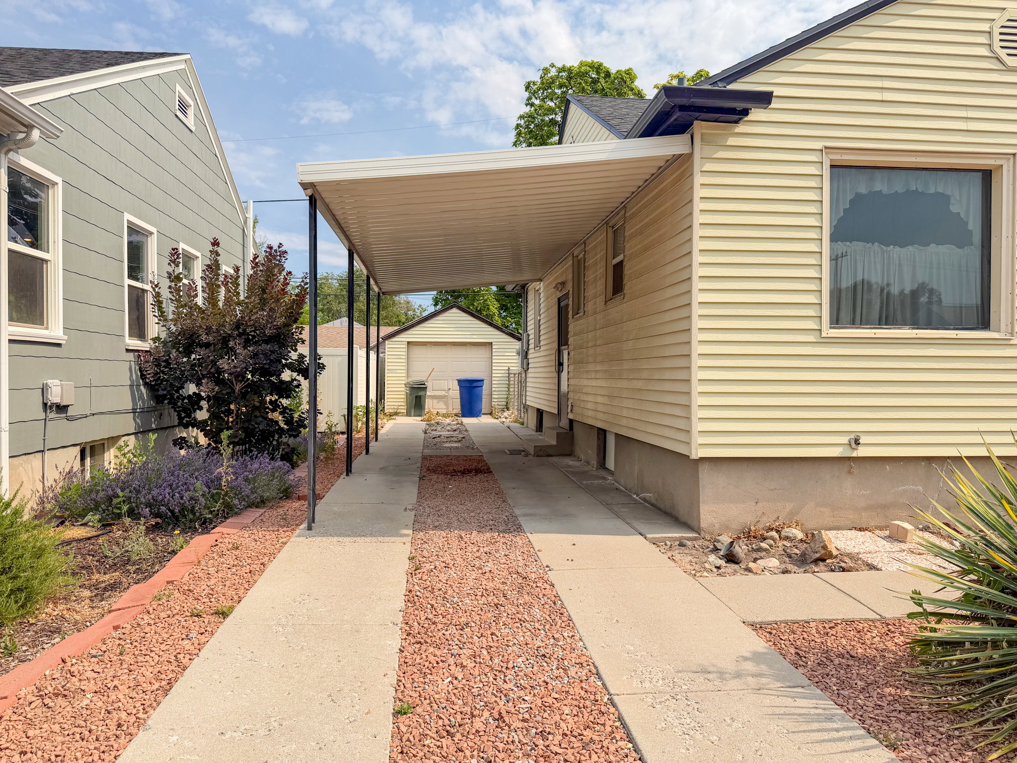 Covered carport, 1 Car Garage